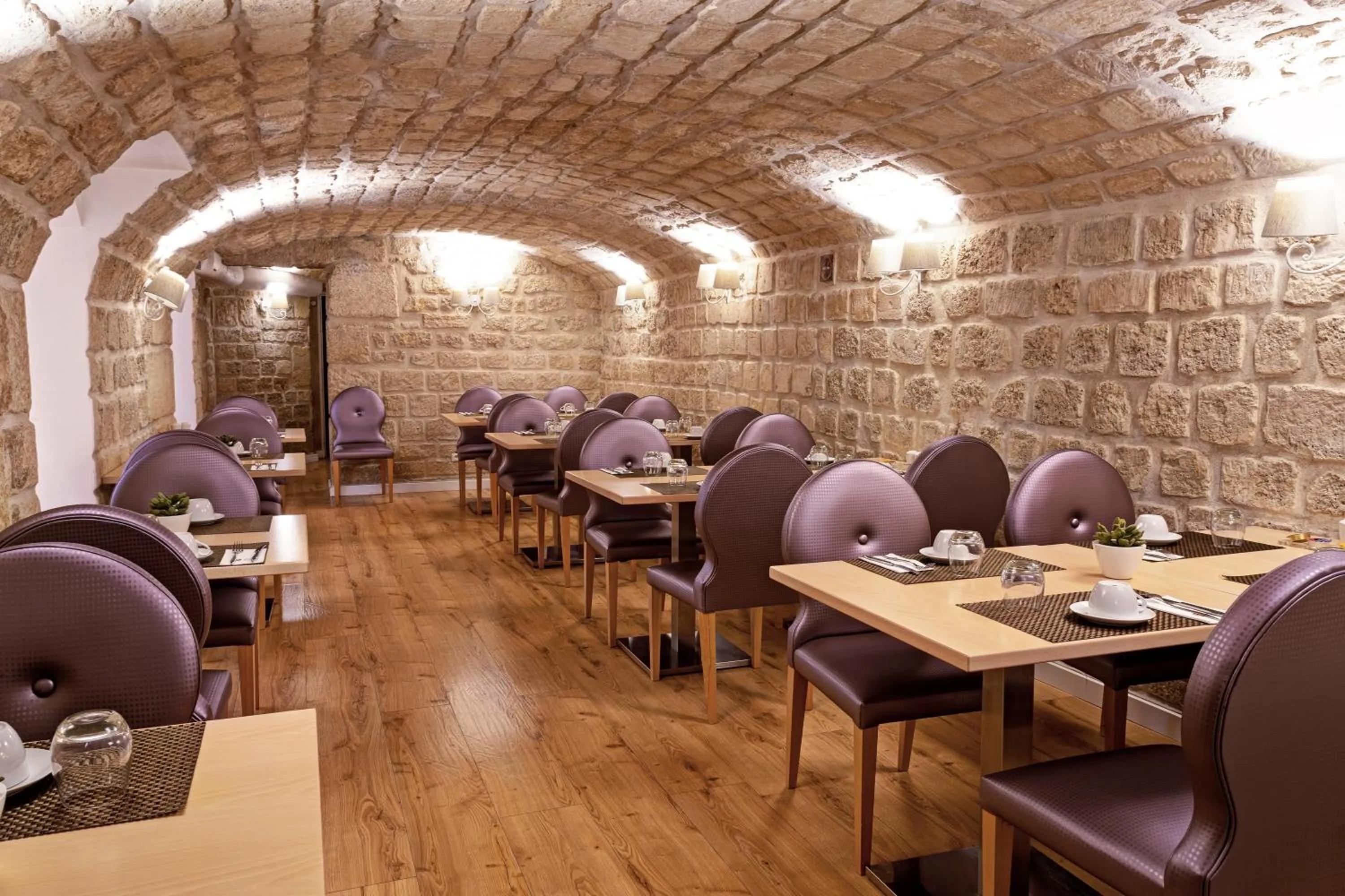 Restaurant/places to eat in Exe Paris Centre