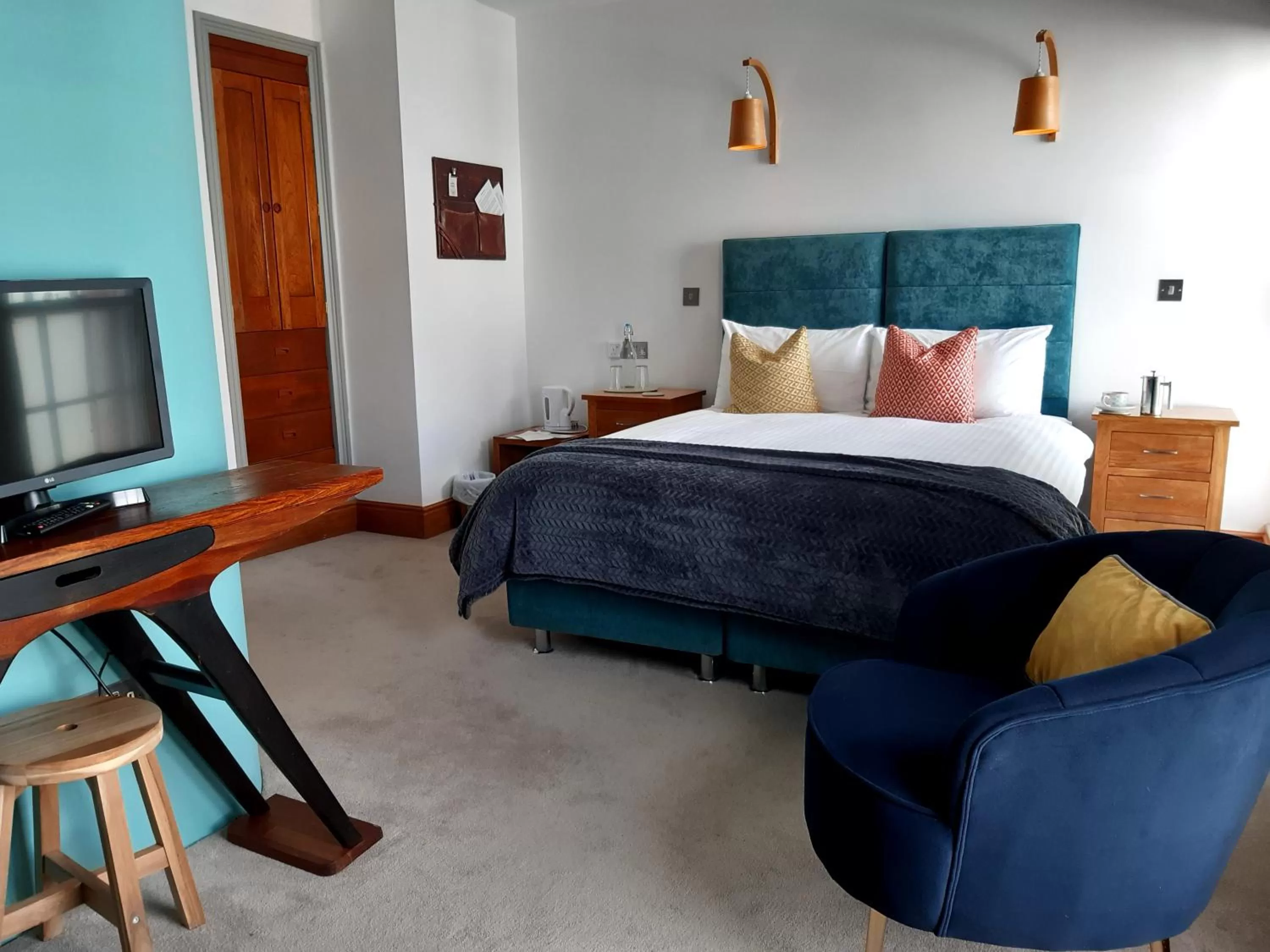 Bedroom, Bed in Browns Hotel