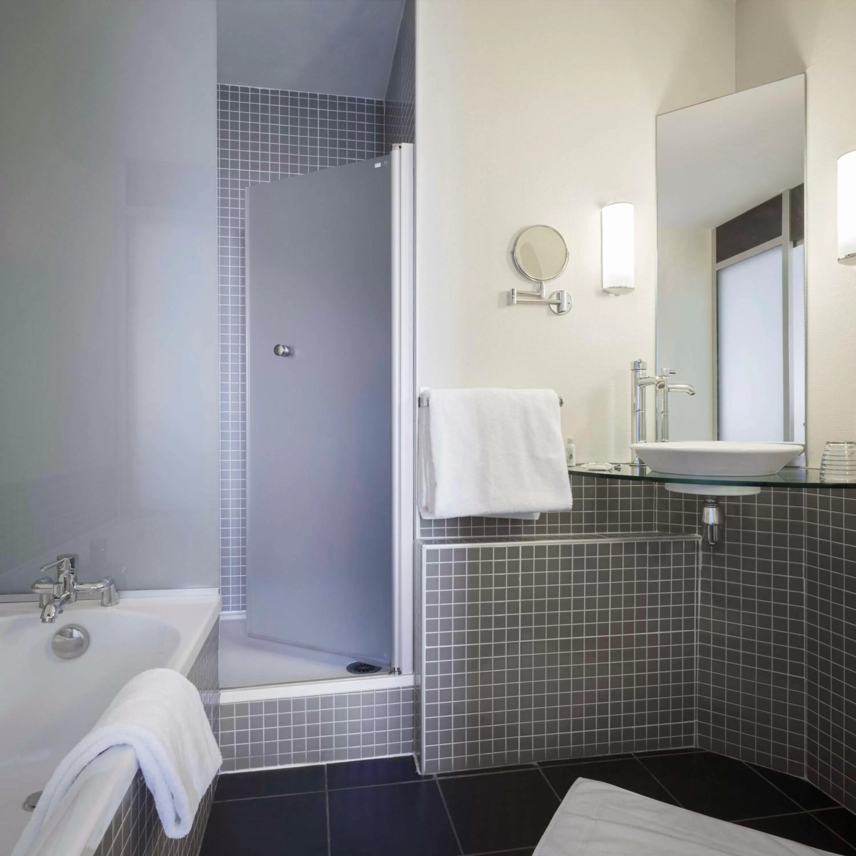 Bathroom in Best Western Plus Le Canard sur le Toit