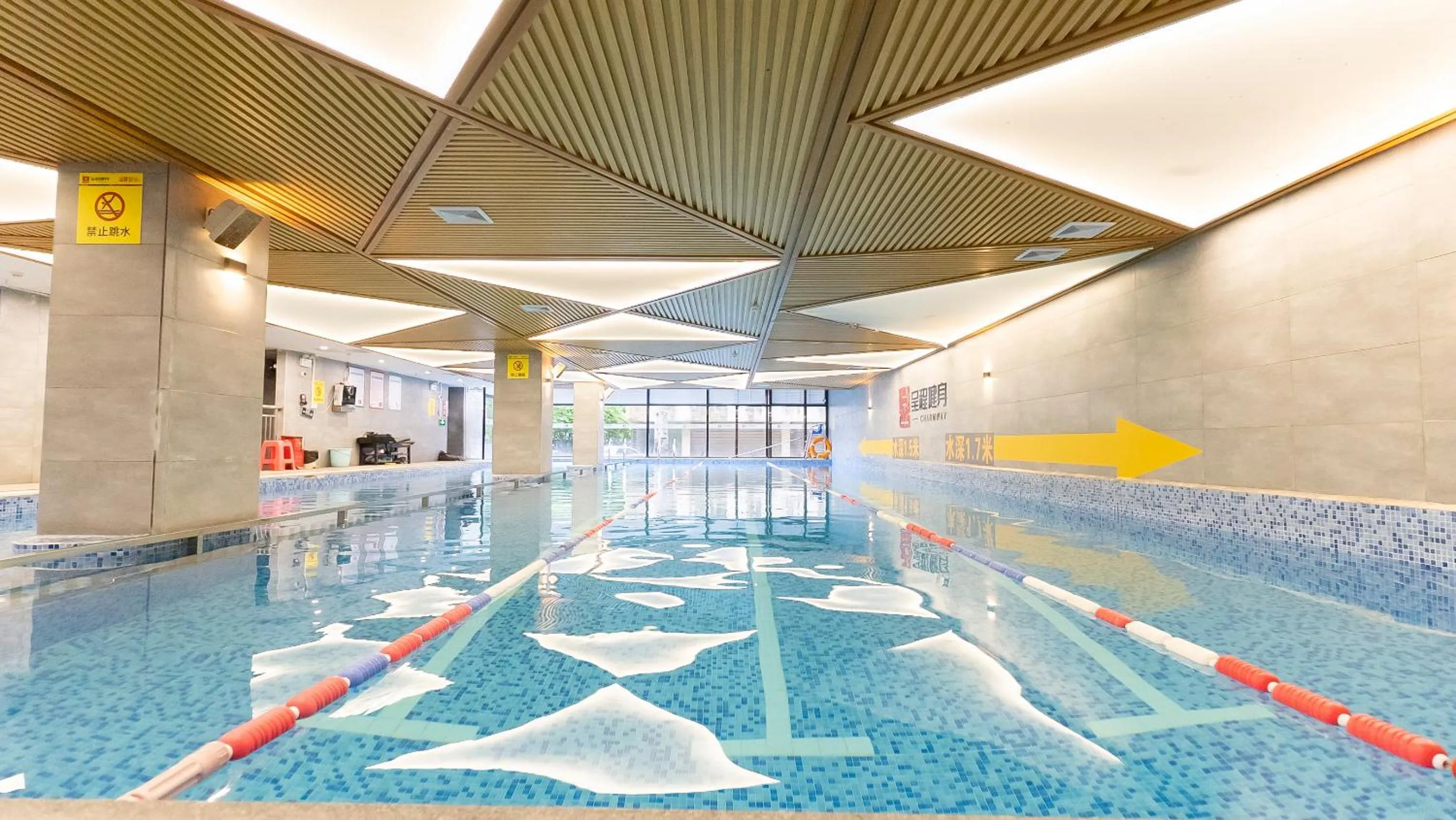 Swimming pool in Guangzhou Shi Liu Hotel