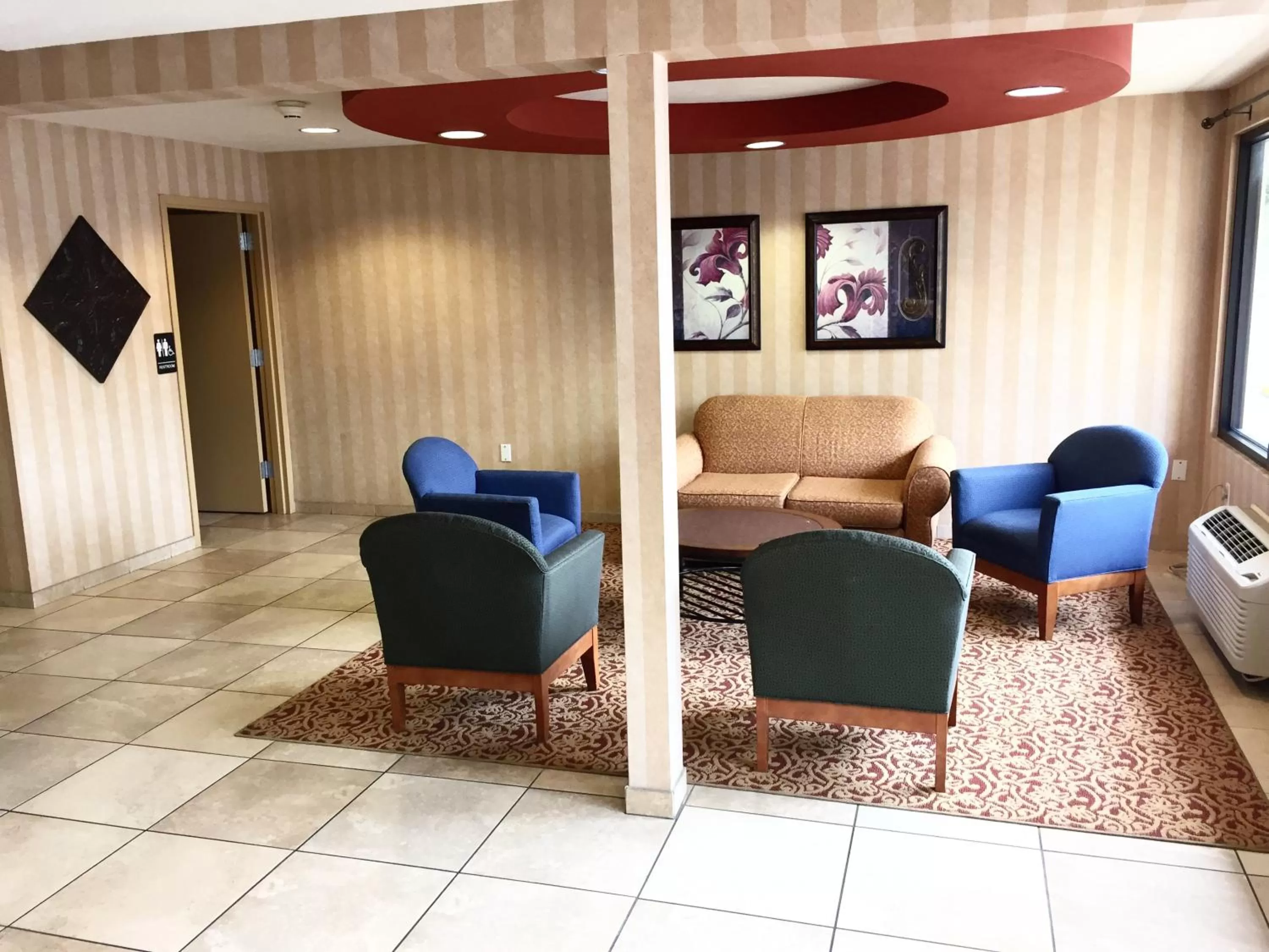 Lobby or reception in Suburban Studios Branson On The Strip