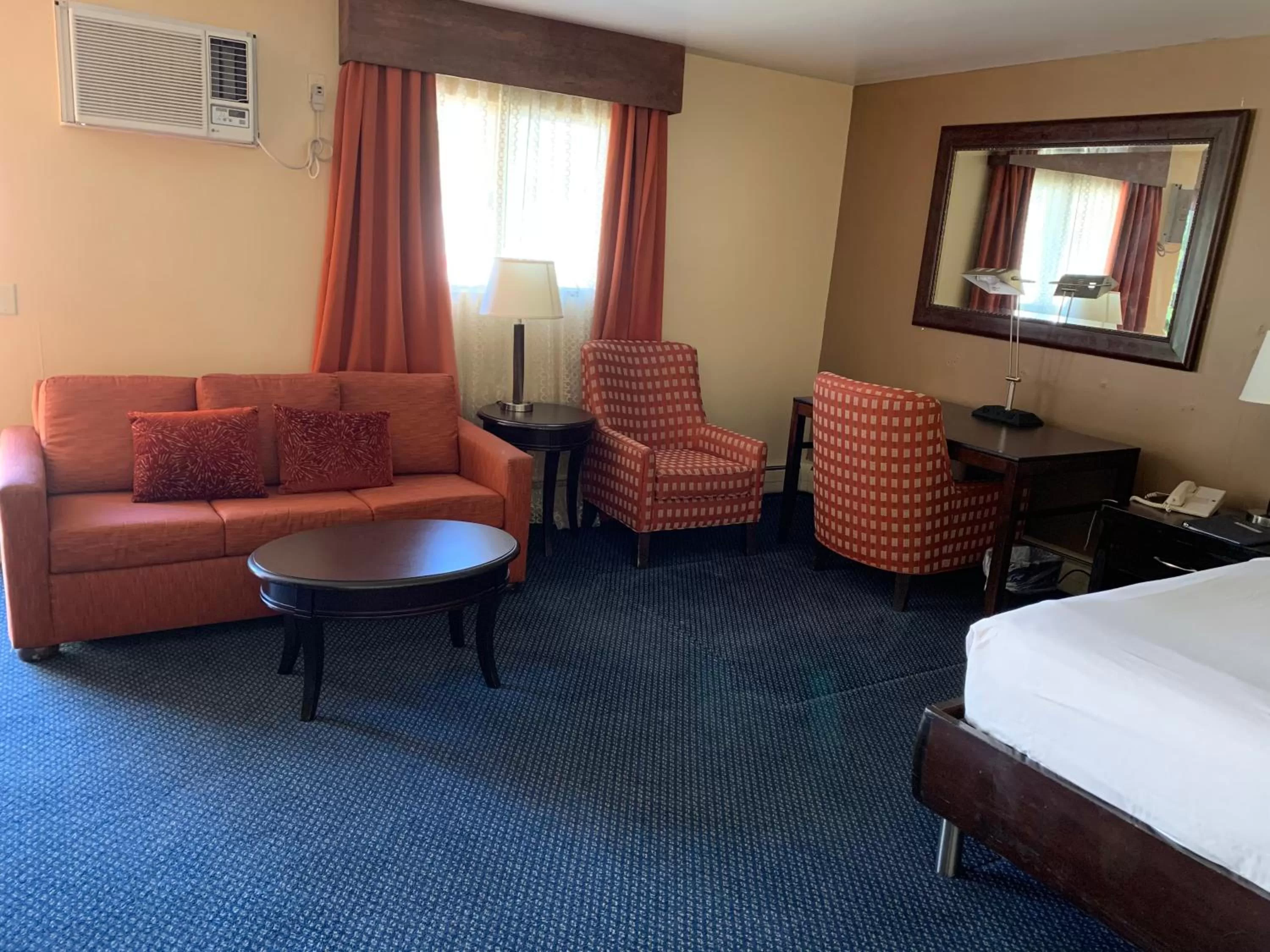 Seating area, Bed in Travelodge by Wyndham Rapid City