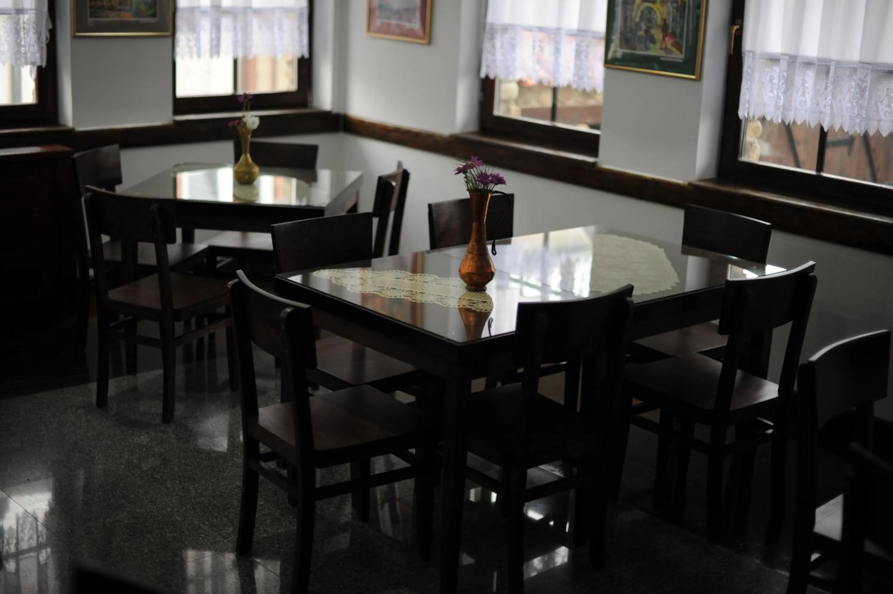 Restaurant/places to eat in Hotel Theatre