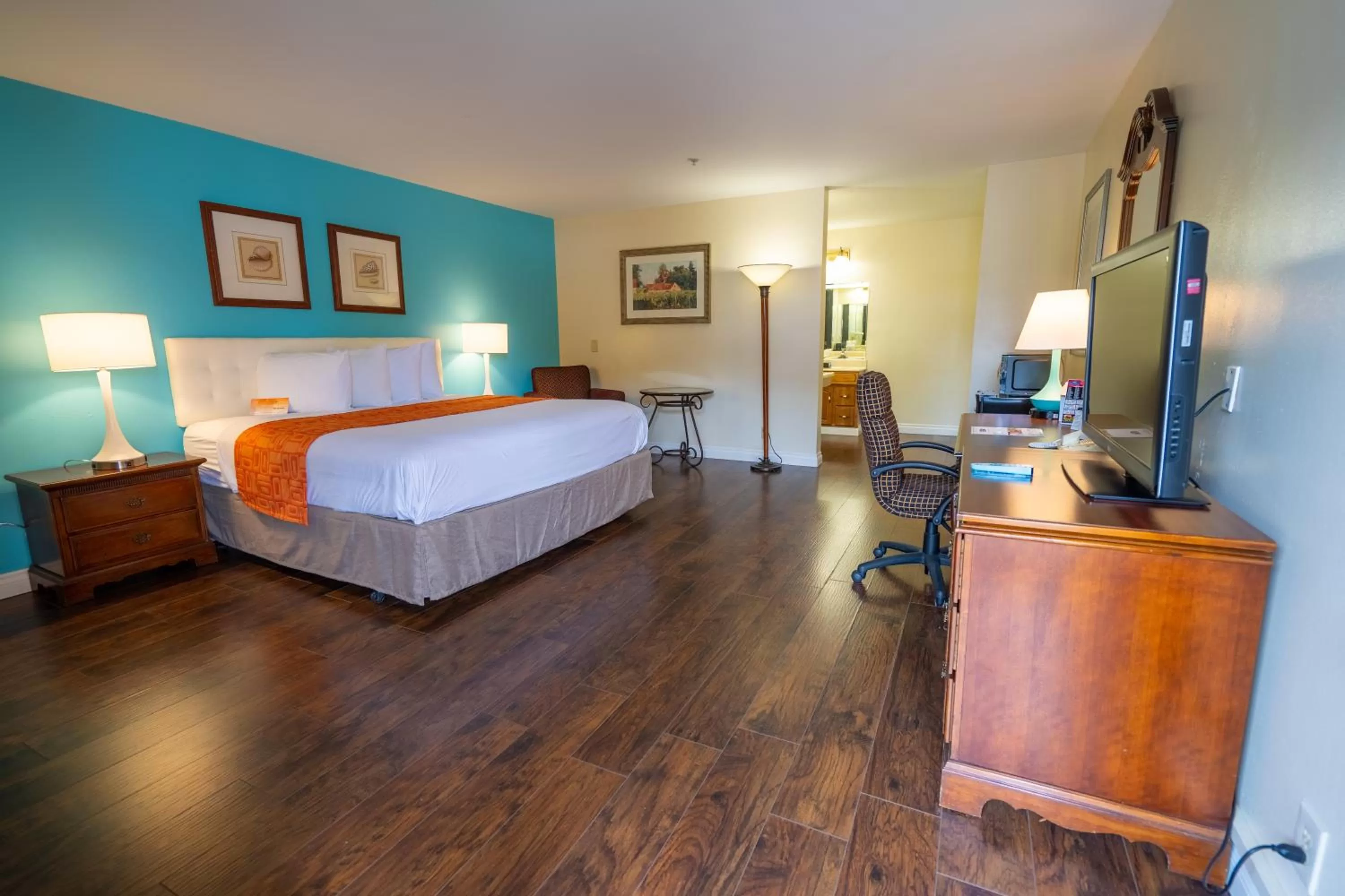 Bed in Howard Johnson by Wyndham Buena Park