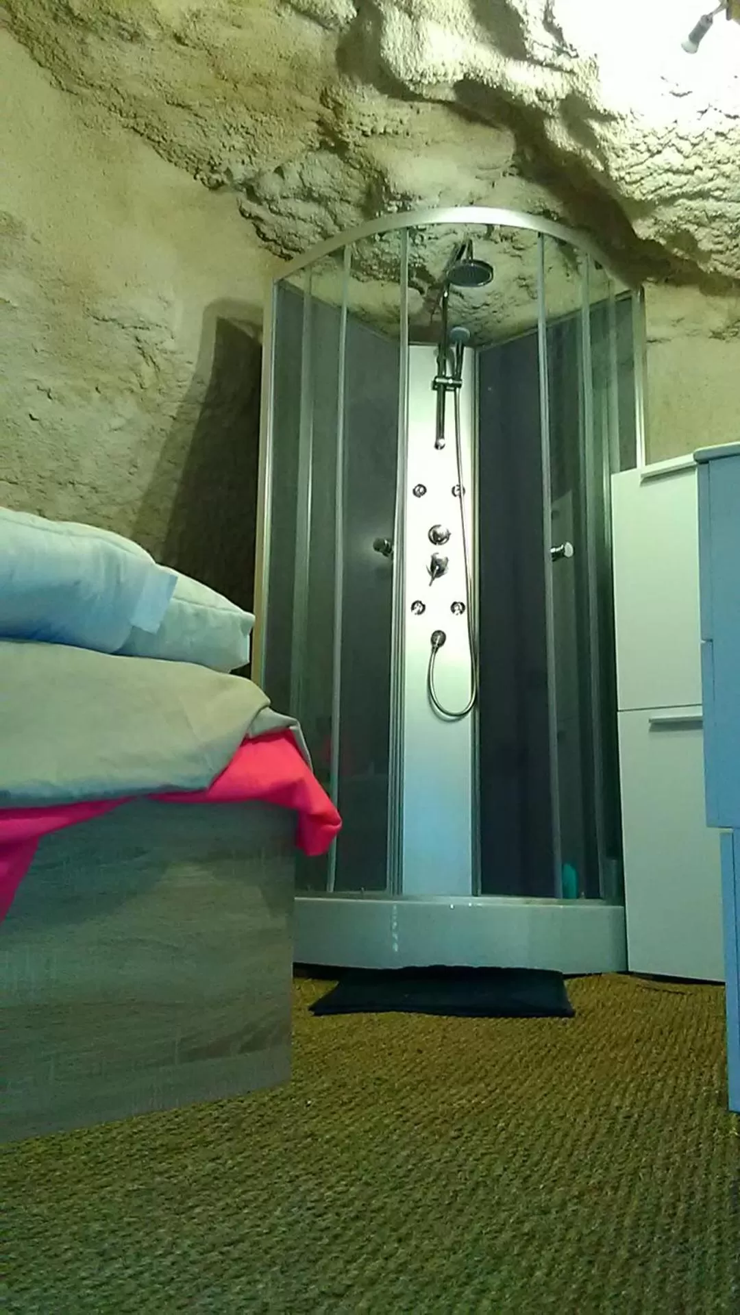 Bathroom in Manoir Le Cristal - Futuroscope a petit prix , grandes chambres familiales 5-6 personnes ,