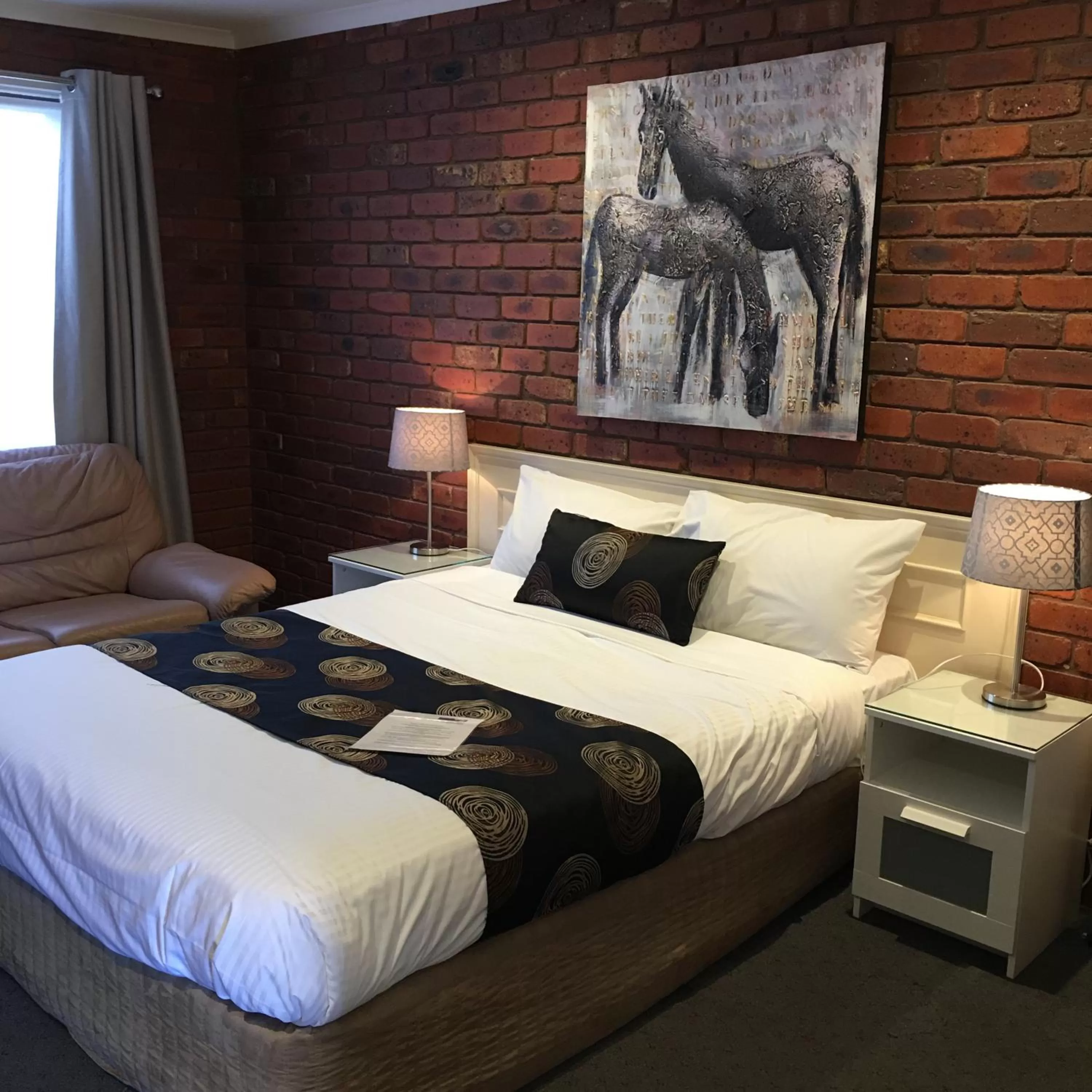 Bed in Melton Motor Inn and Apartments