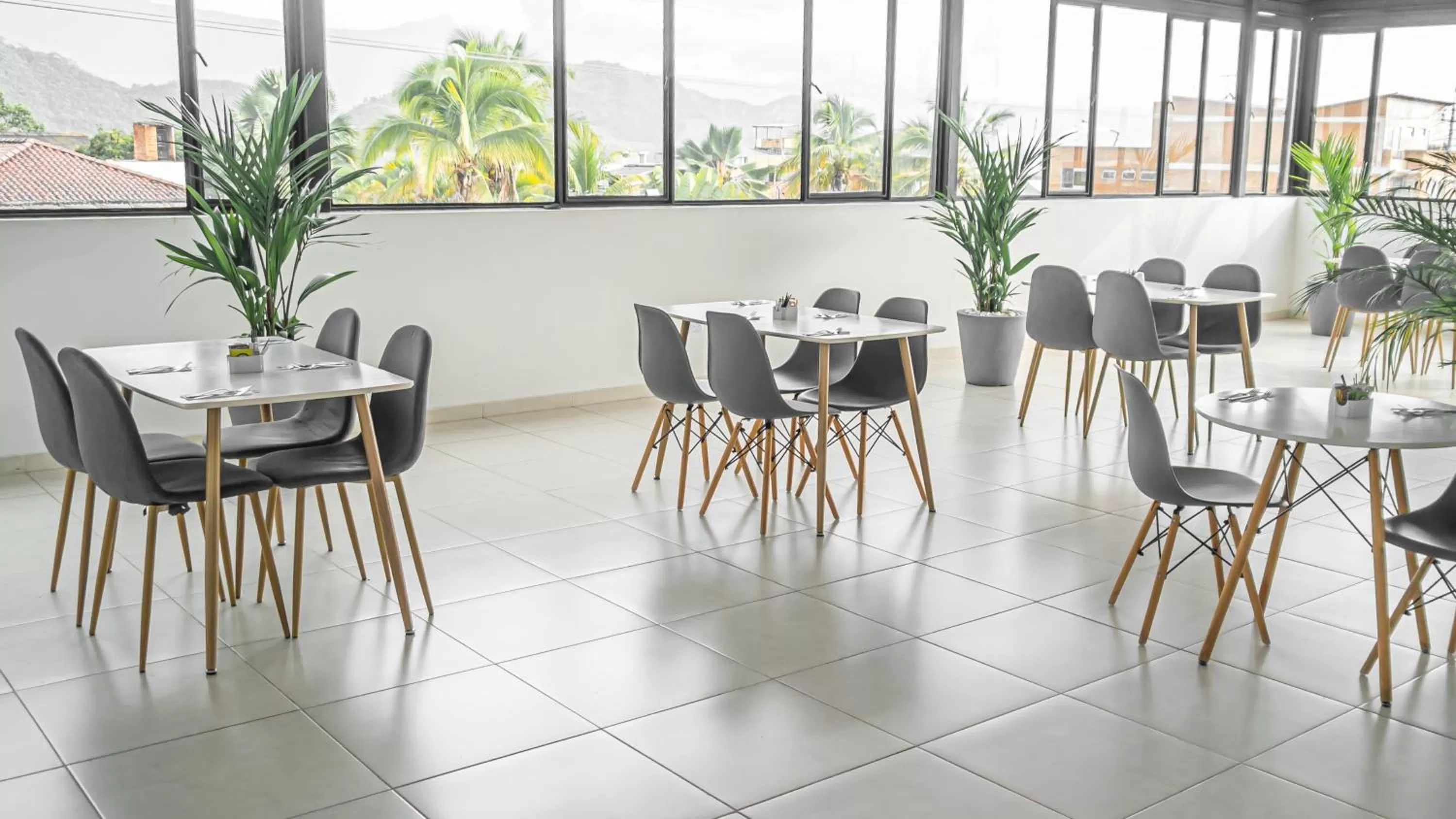 Restaurant/Places to Eat in Hotel Le Falep