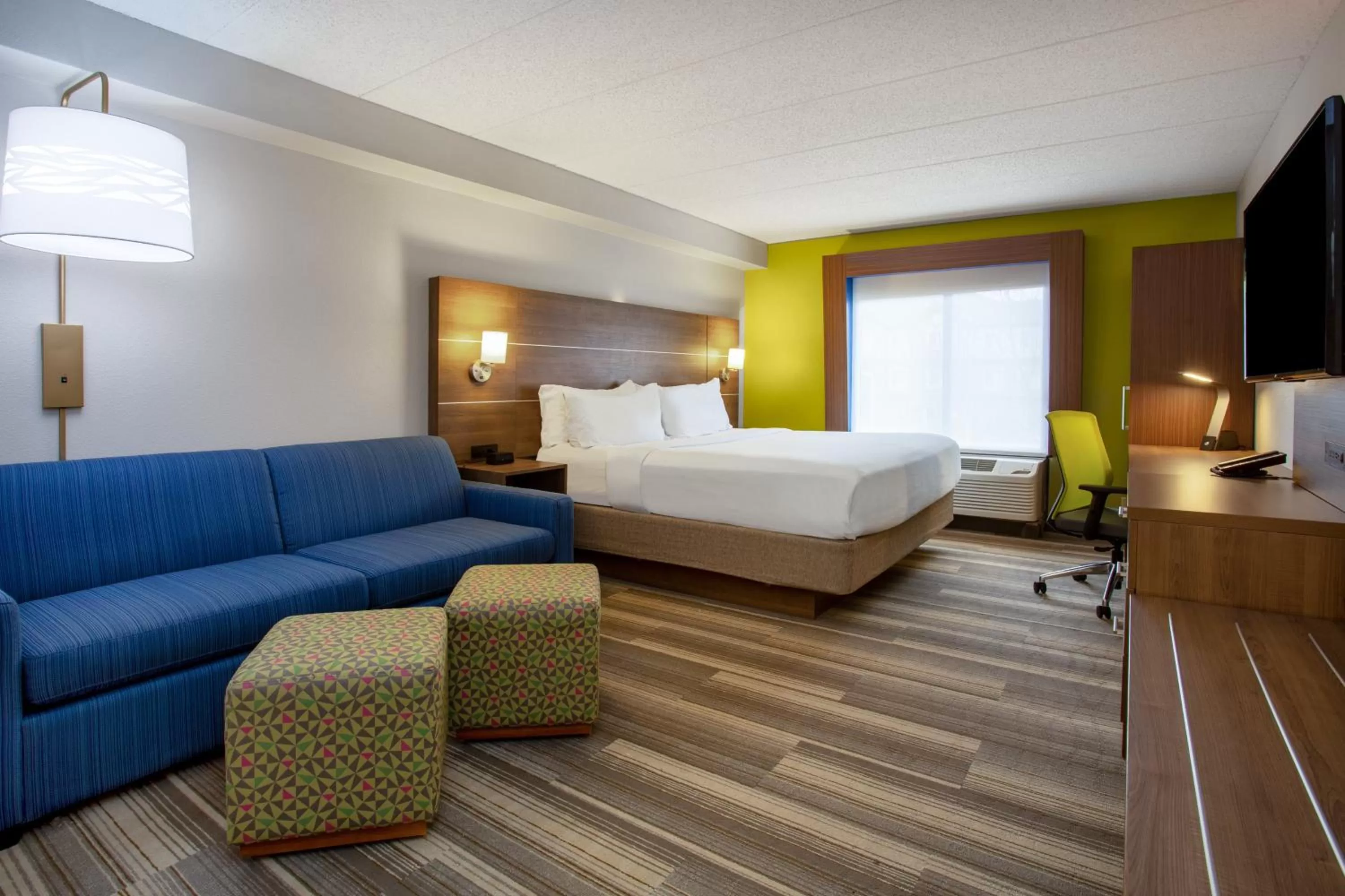 Photo of the whole room, Bed in Holiday Inn Express Hotel & Suites Fort Wayne by IHG