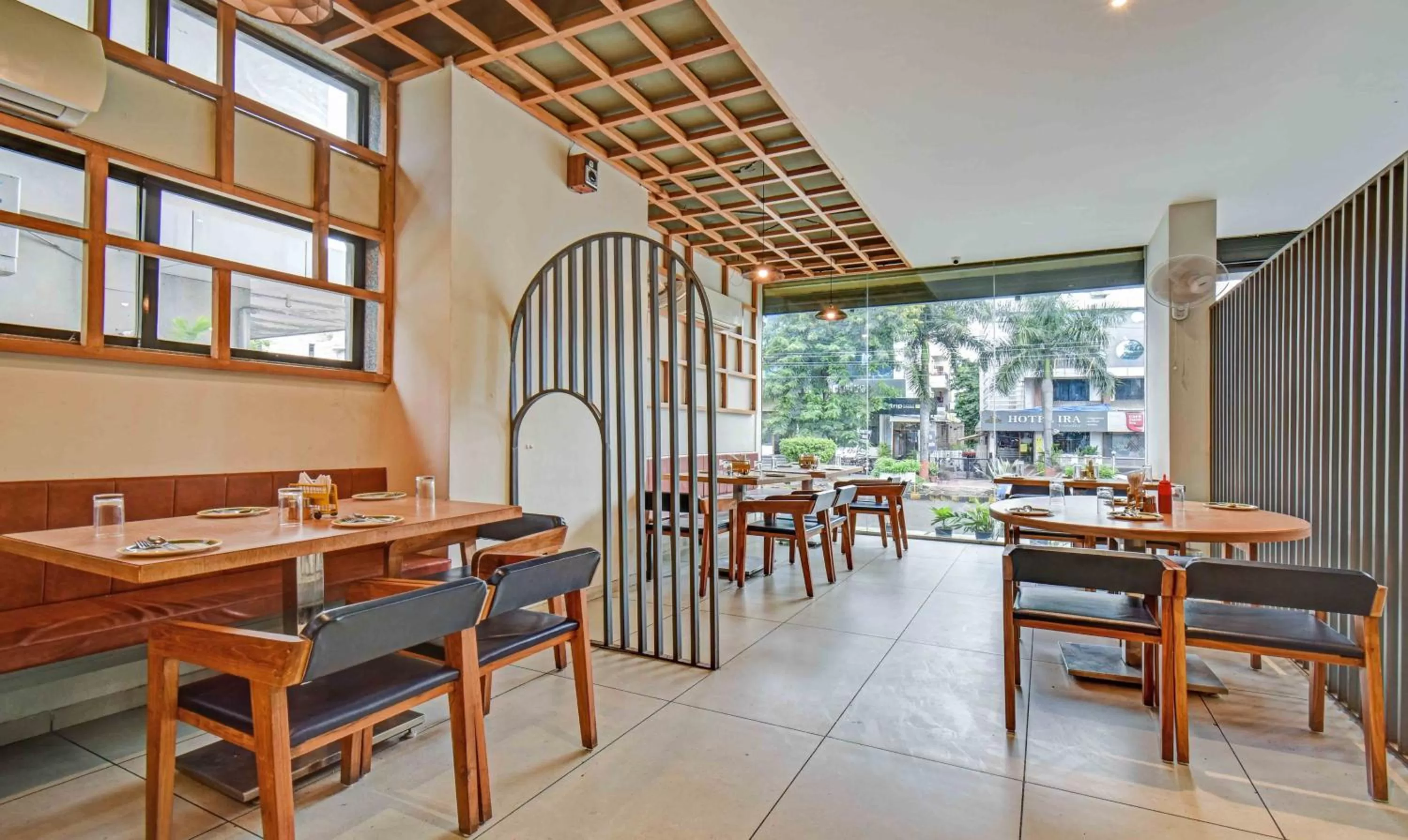 Restaurant/places to eat in Treebo Aroma Executive