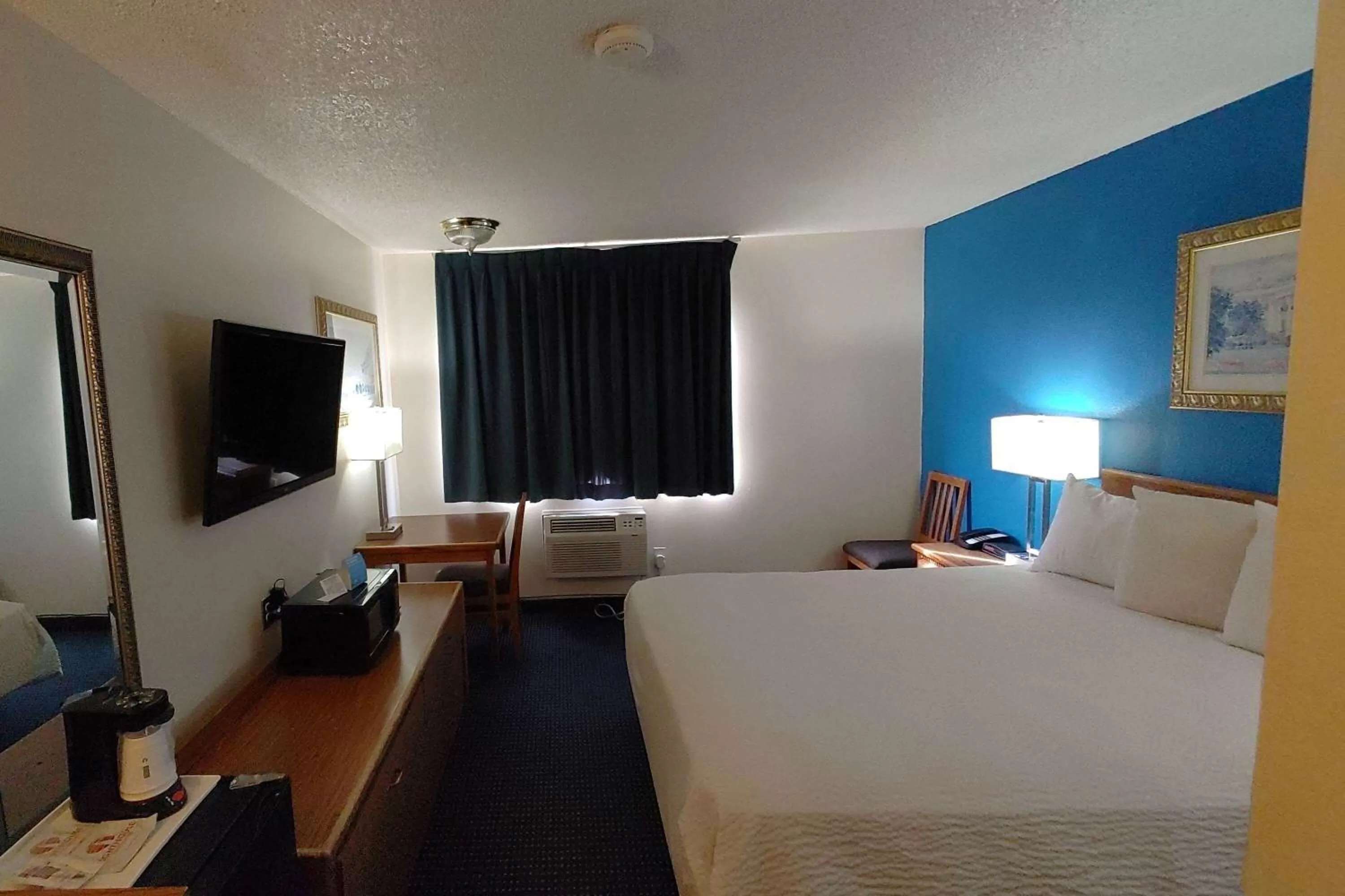 Photo of the whole room, Bed in Days Inn by Wyndham Pocatello University Area