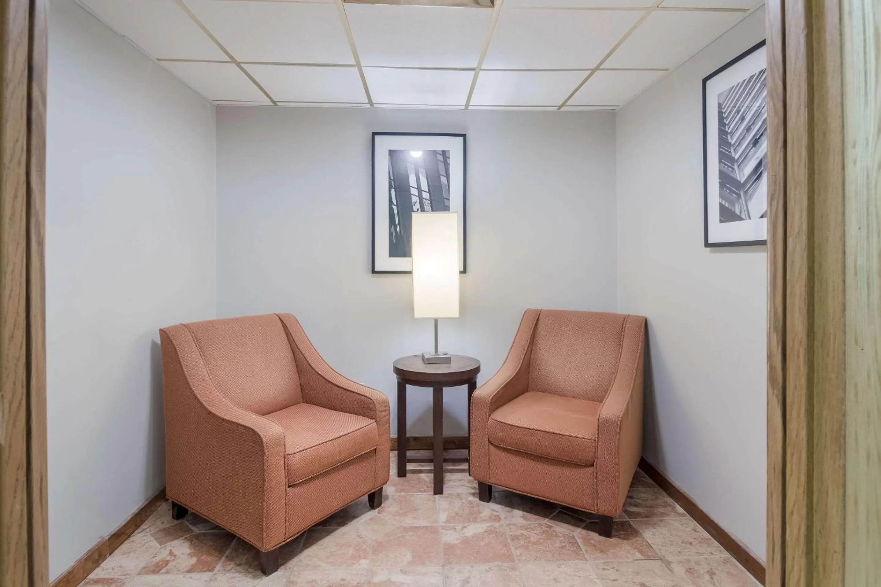 Lobby or reception, Seating Area in Clarion Inn
