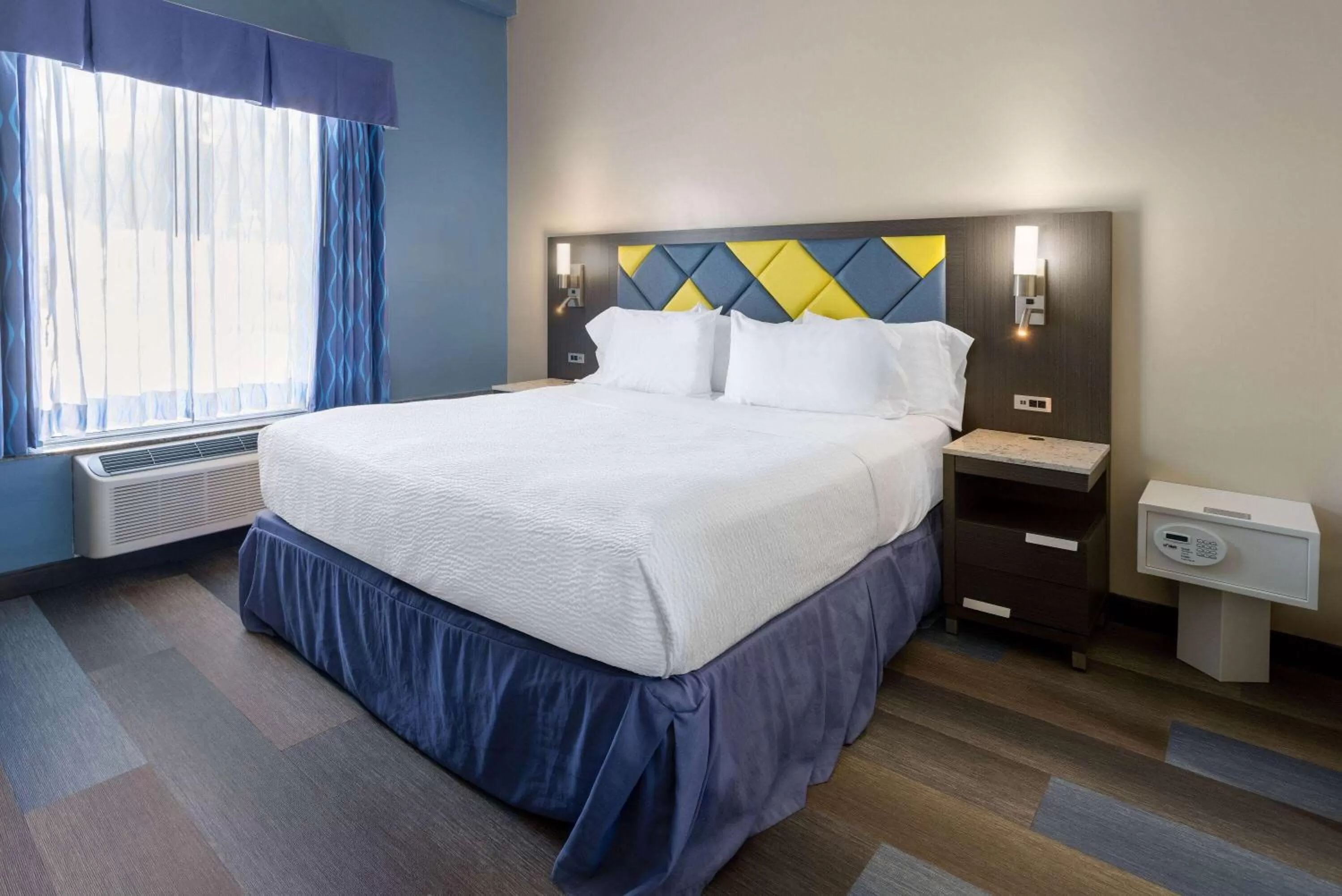 Photo of the whole room, Bed in Days Hotel by Wyndham North Bergen
