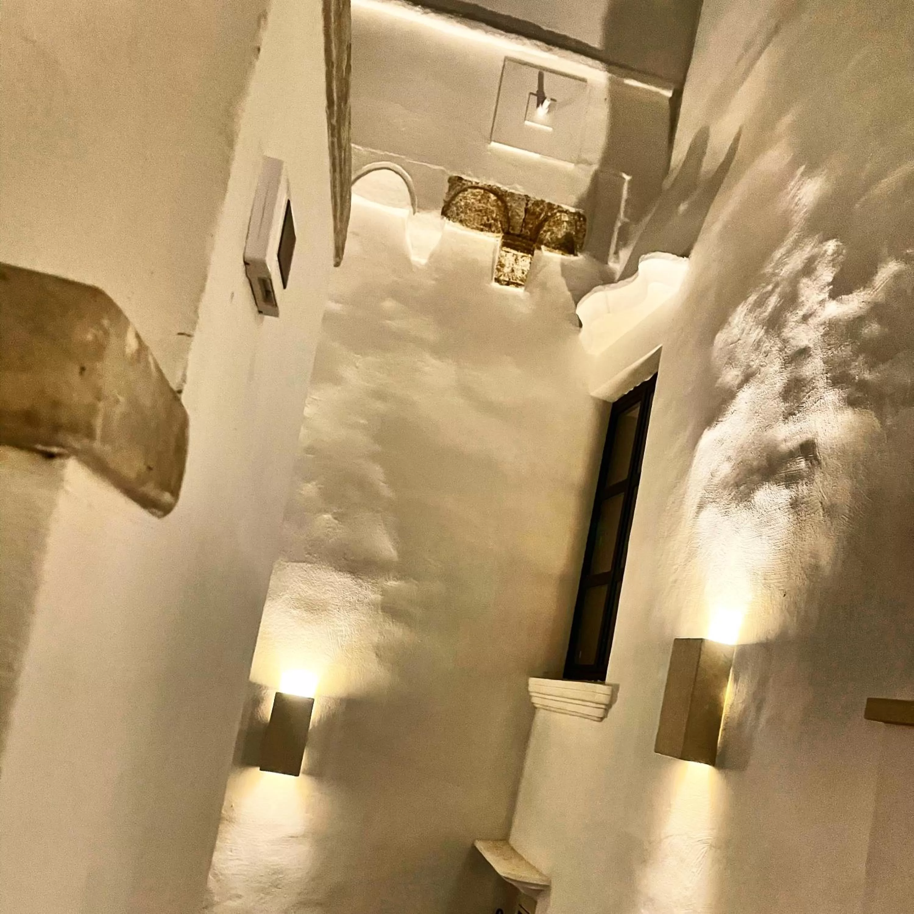 Inner courtyard view, Bed in Palazzo NUR