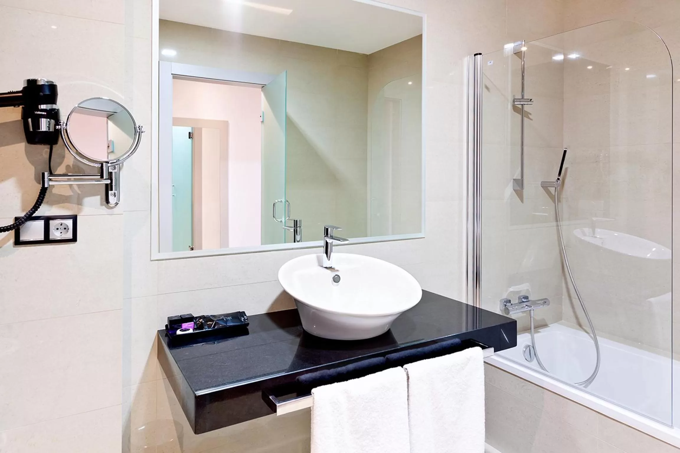 Romantic Double Room with Lagoon View in Dña Monse Hotel Spa & Golf