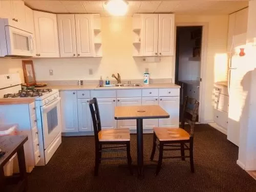Kitchen/Kitchenette in Driftwood Inn
