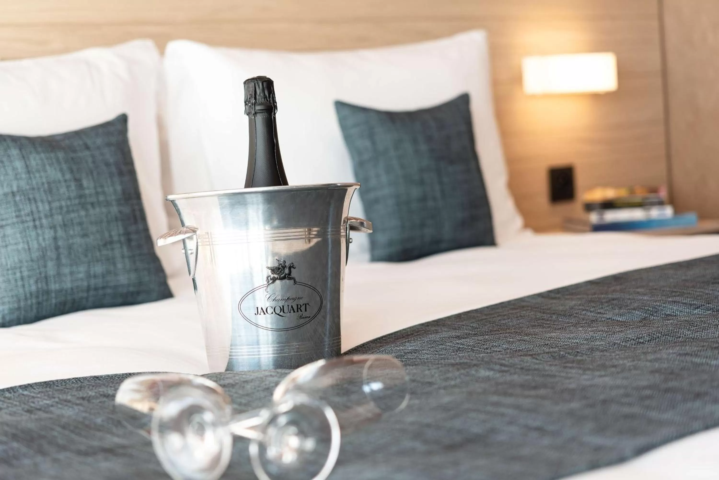 Bedroom, Bed in Golden Lakes Hotel