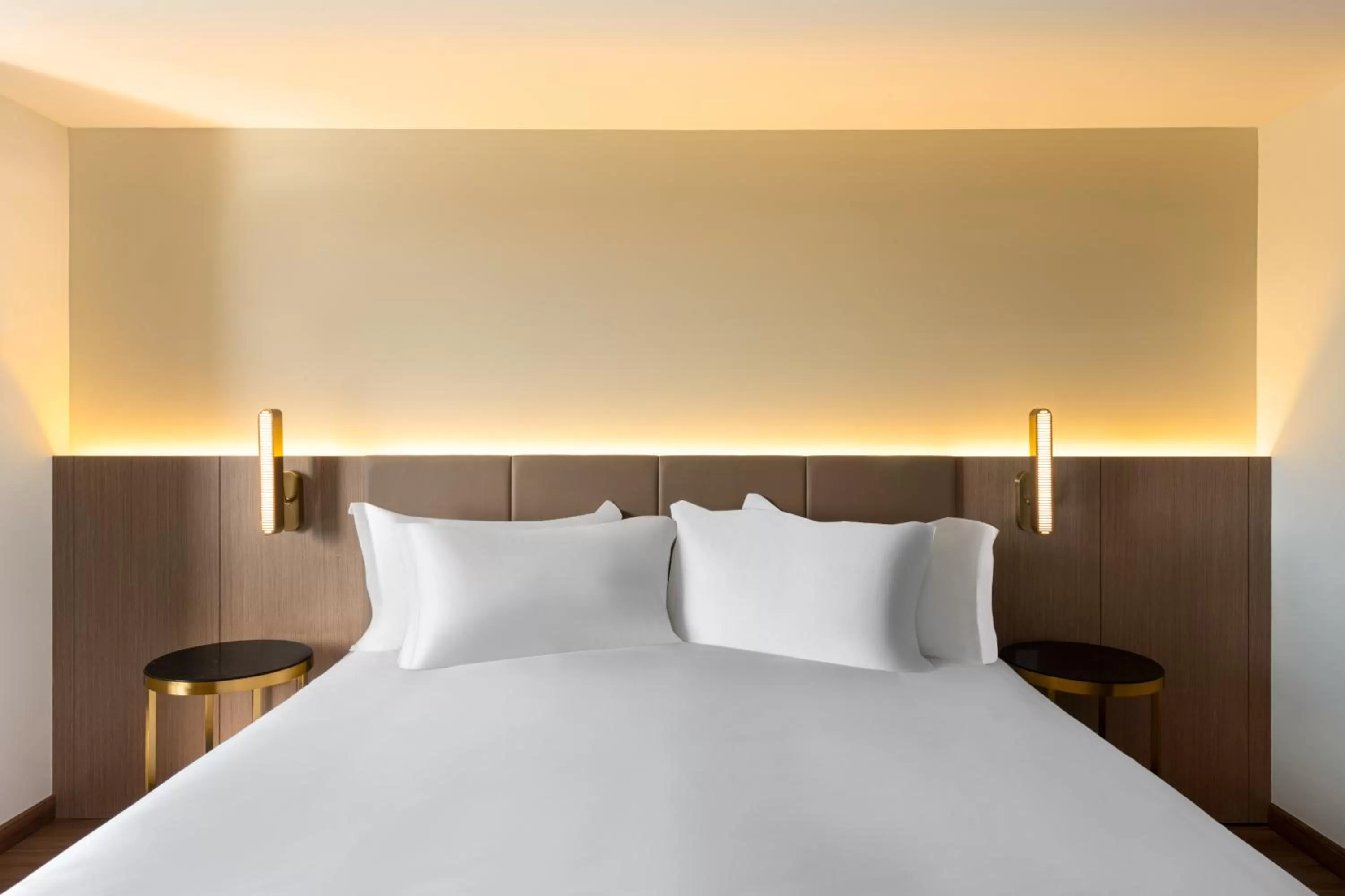 Bedroom, Bed in Dolce by Wyndham Hollywood