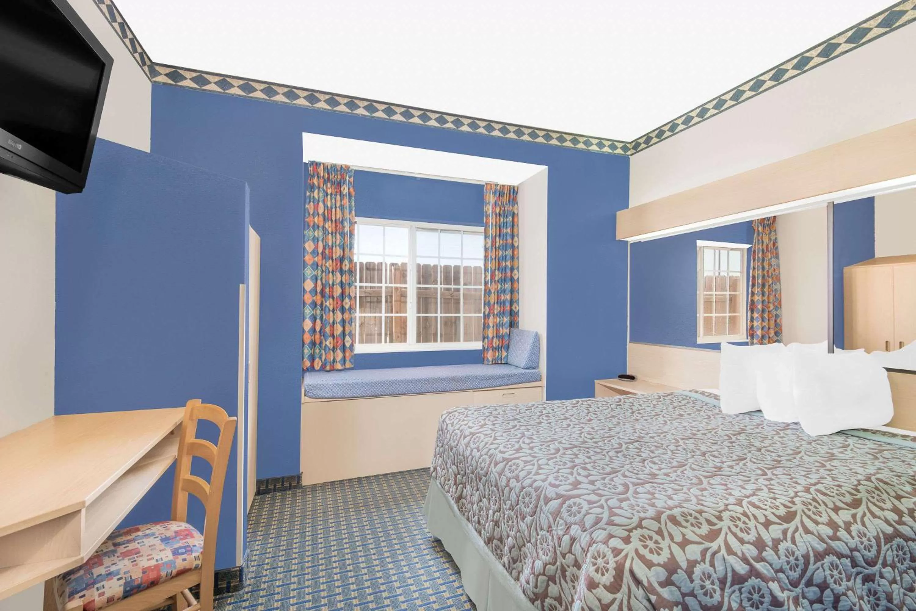 Photo of the whole room, Bed in Days Inn & Suites by Wyndham Hutchinson