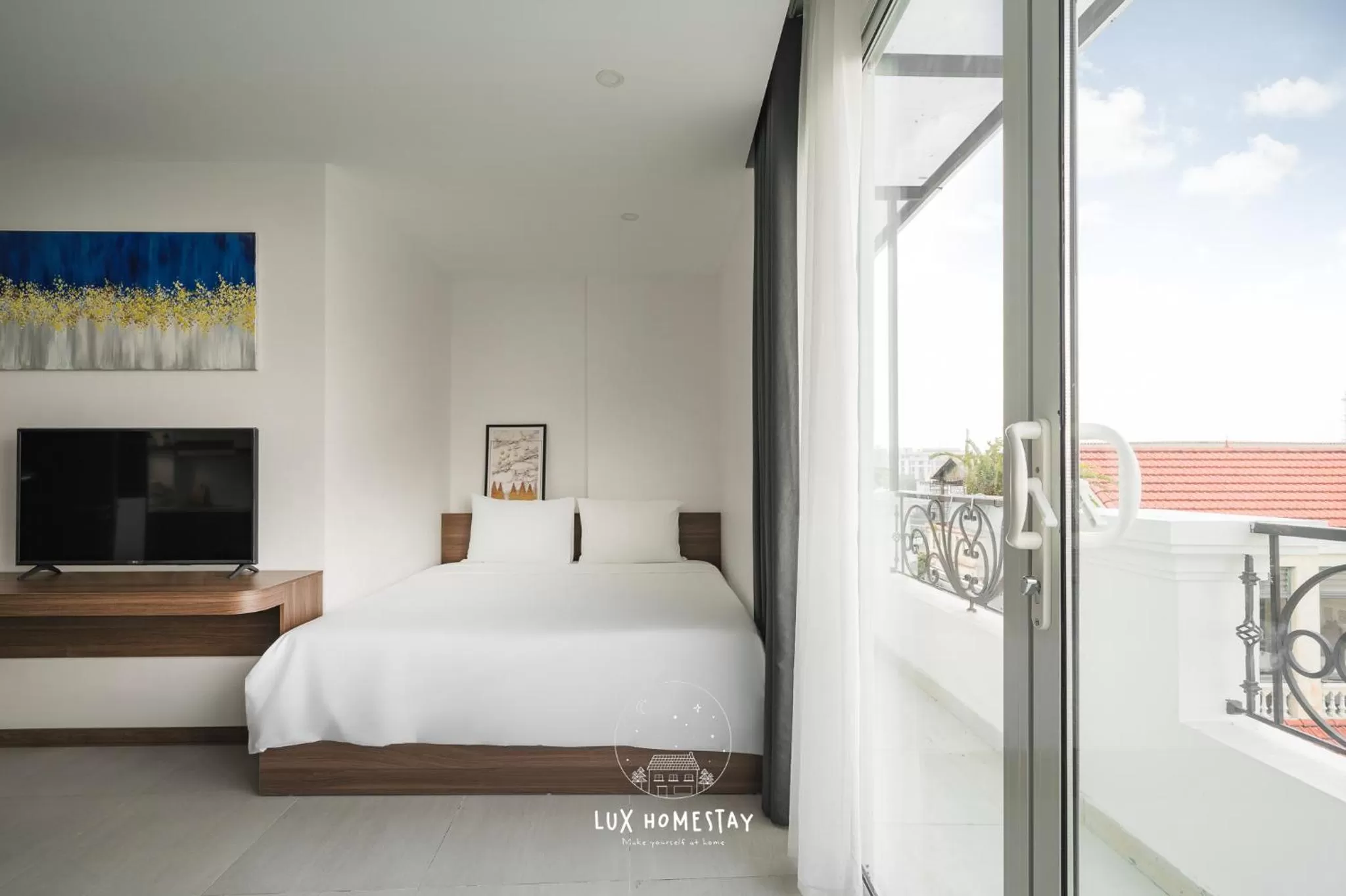 Photo of the whole room, Bed in Lux Westlake Studio