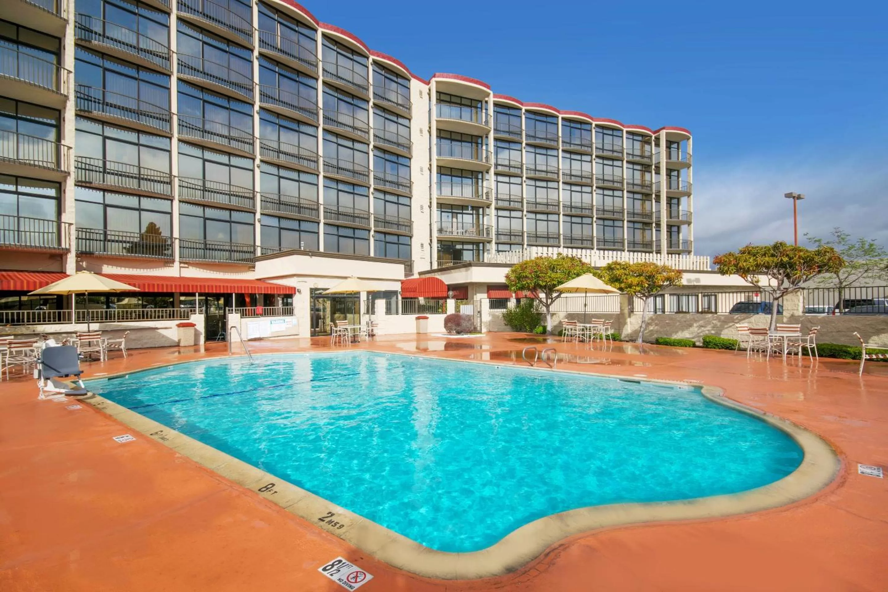 Swimming pool in Oakland Airport Executive Hotel
