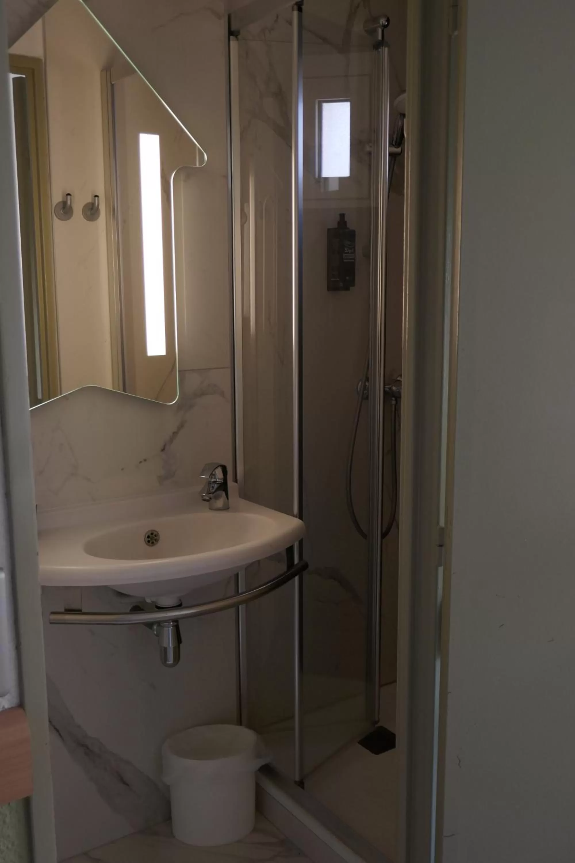 Shower in Ibis budget Périgueux