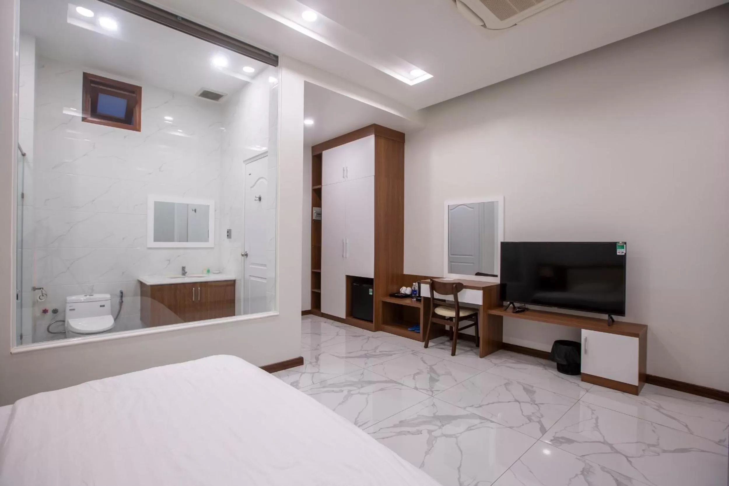Bathroom, Bed in Hoang Hung Hotel