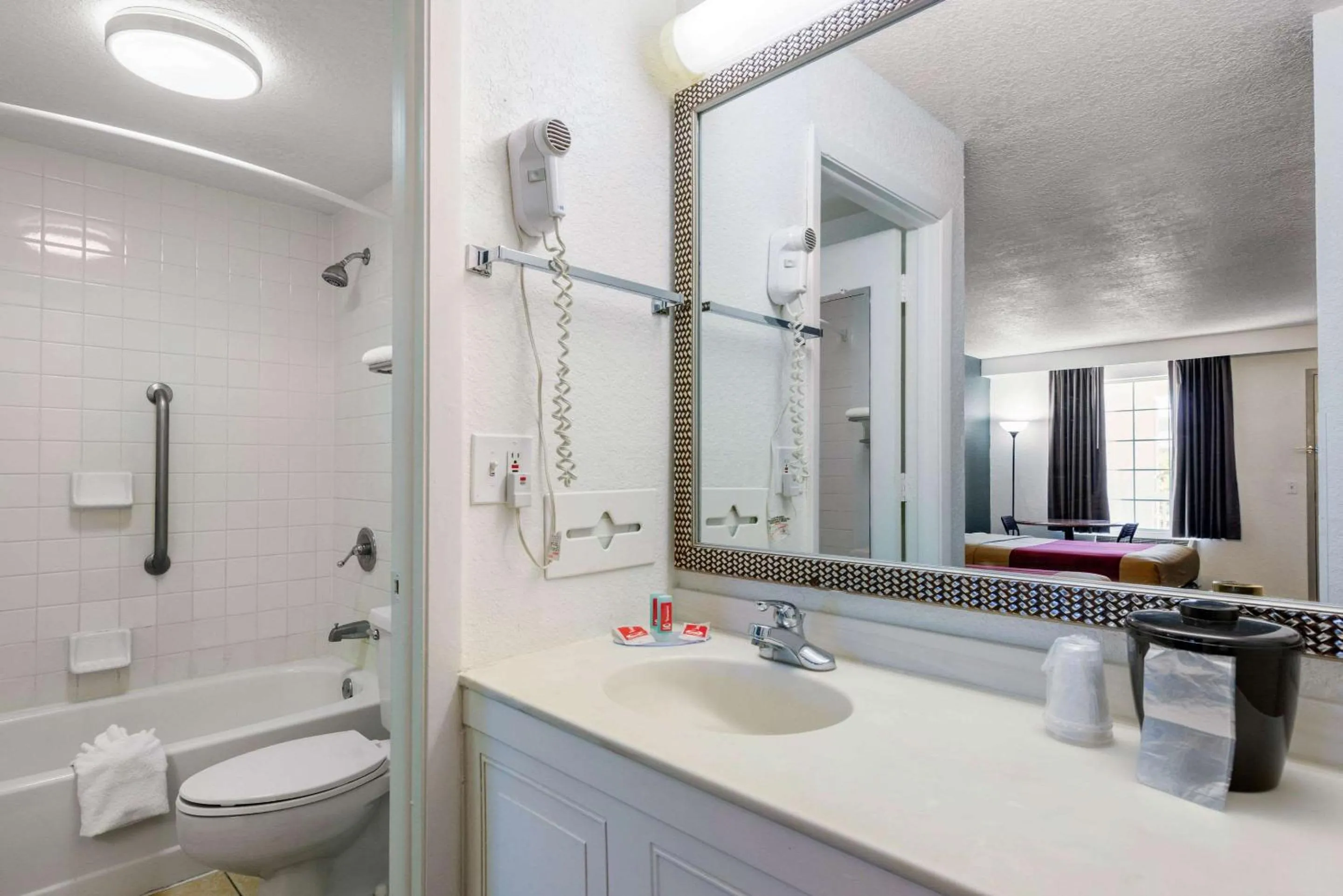 Bedroom in Econo Lodge Airport - RJ Stadium