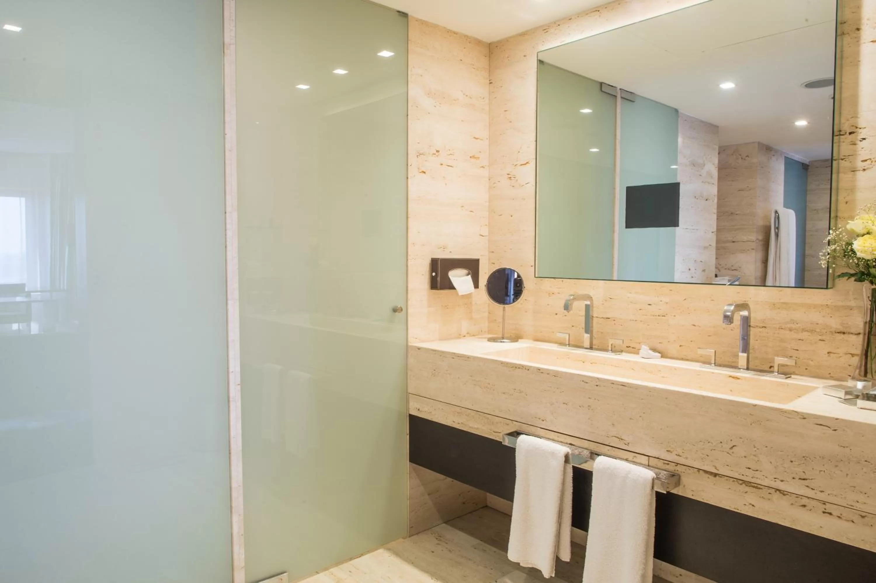 Bathroom in Porto Palácio Hotel by The Editory