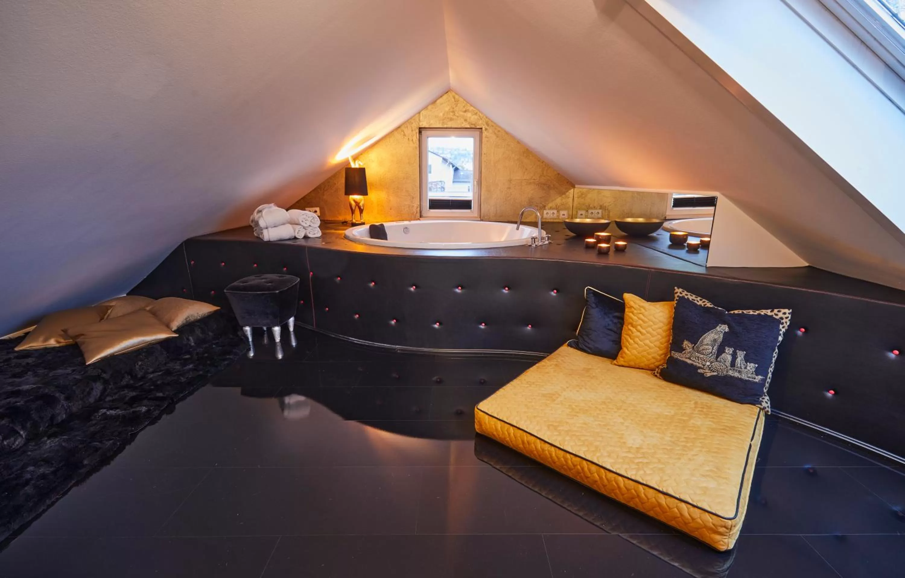 Photo of the whole room, Bed in Der Zauberlehrling