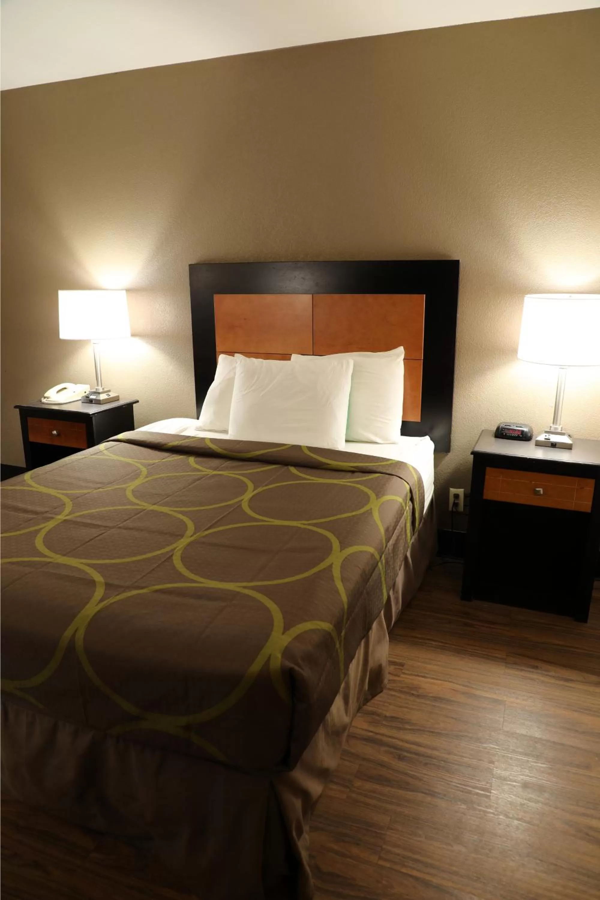 Bedroom, Bed in Econo Inn