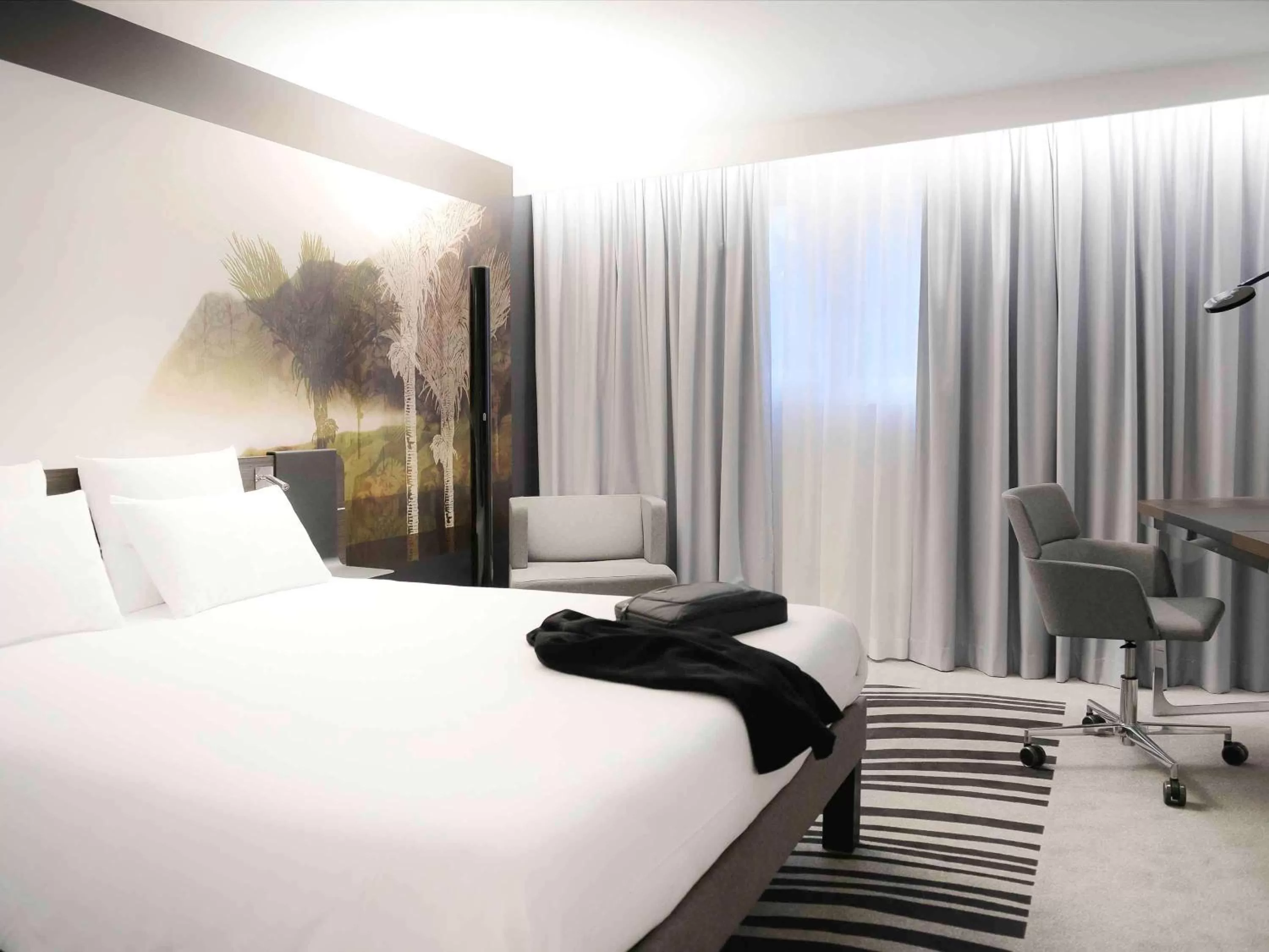 Photo of the whole room, Bed in Novotel Caen Côte de Nacre