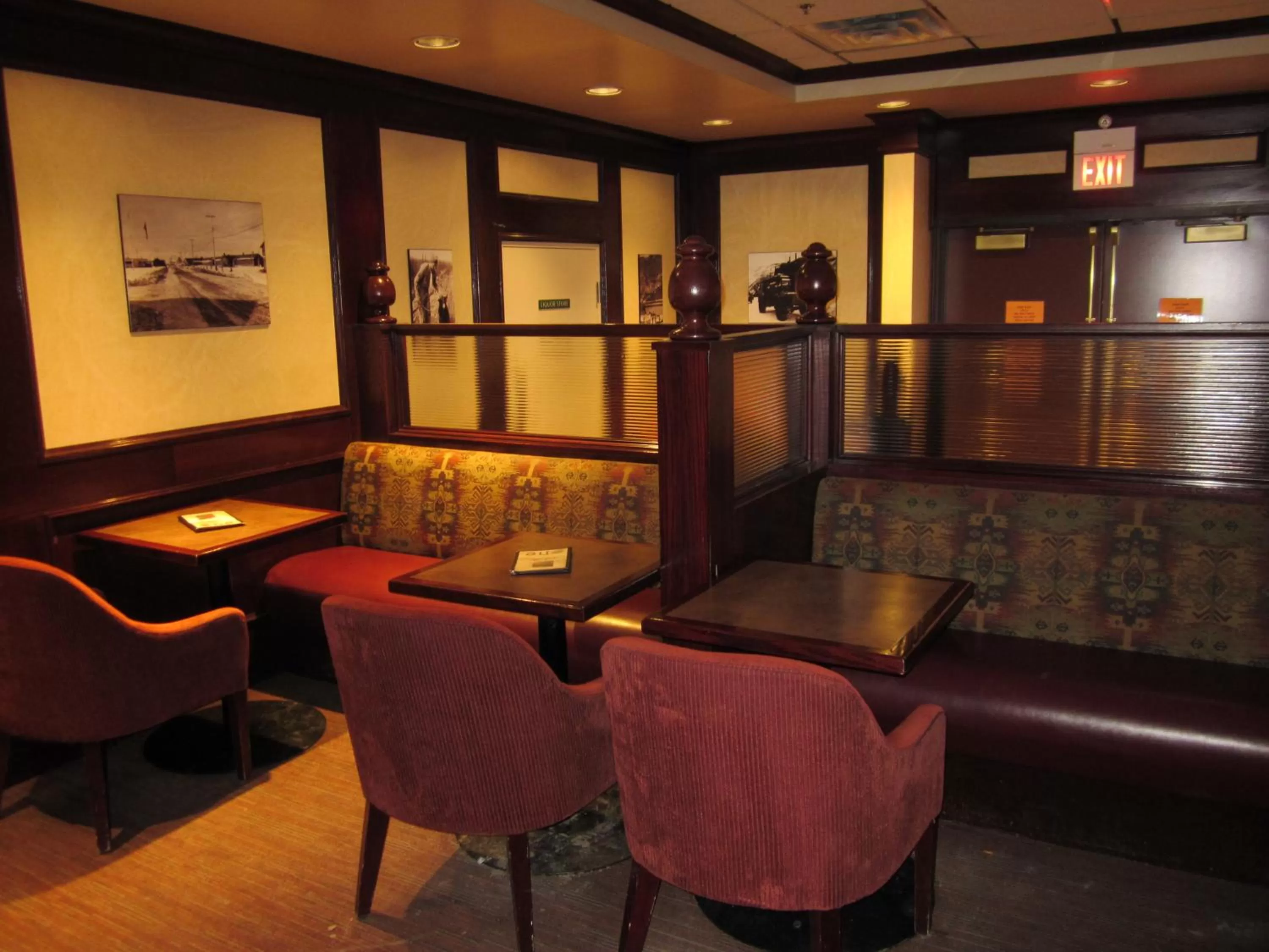 Lounge or bar in Woodlands Inn & Suites