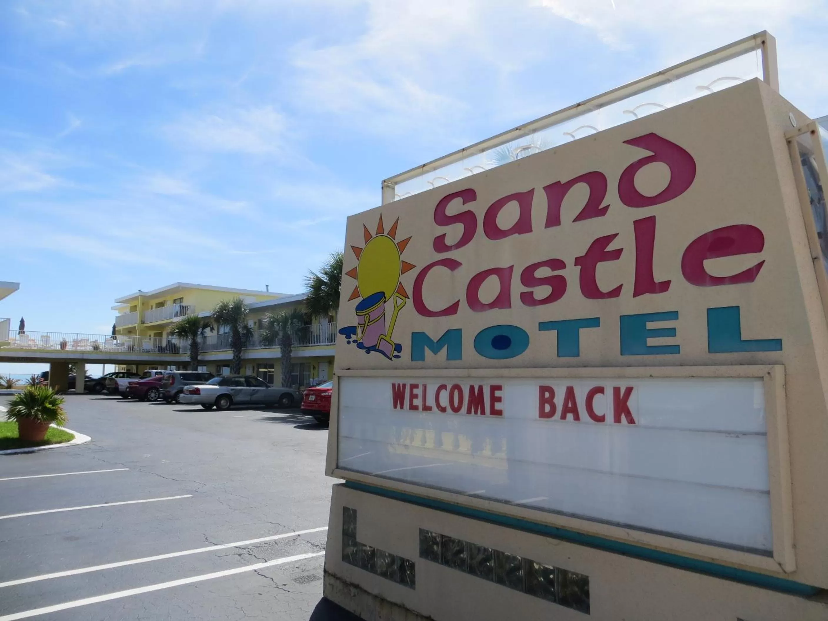 Facade/entrance in Sand Castle Motel