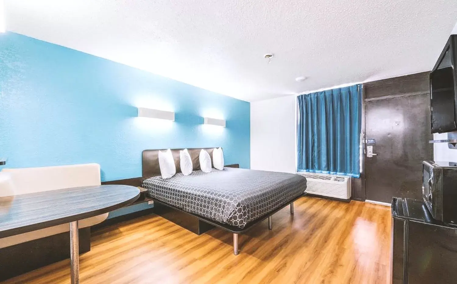 Deluxe King Room in Budget Inn Beeville Deluxe King Room in Budget Inn Beeville