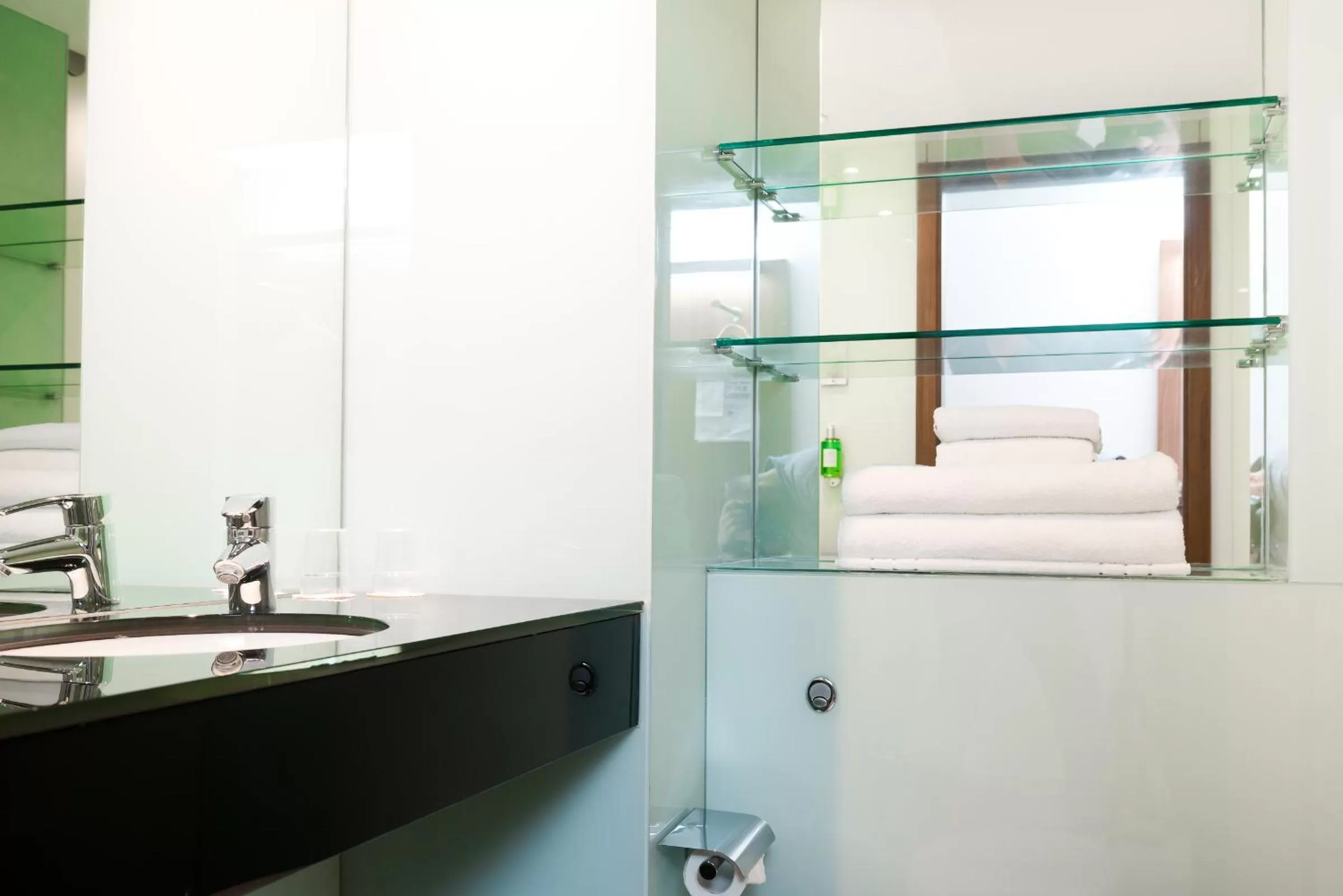 Bathroom, Bed in Ramada Encore Leicester City Centre