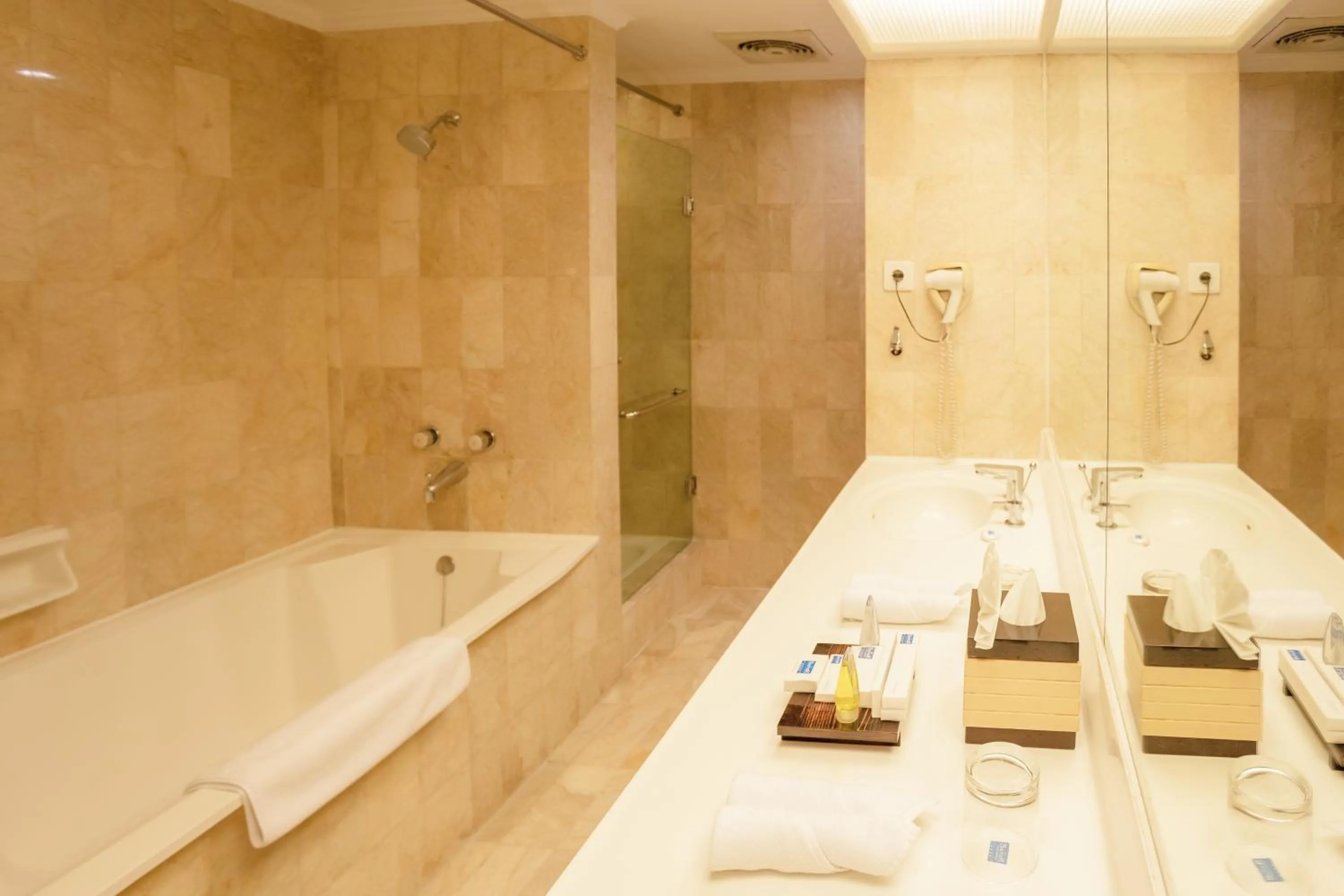Bathroom in Hotel New Saphir Yogyakarta
