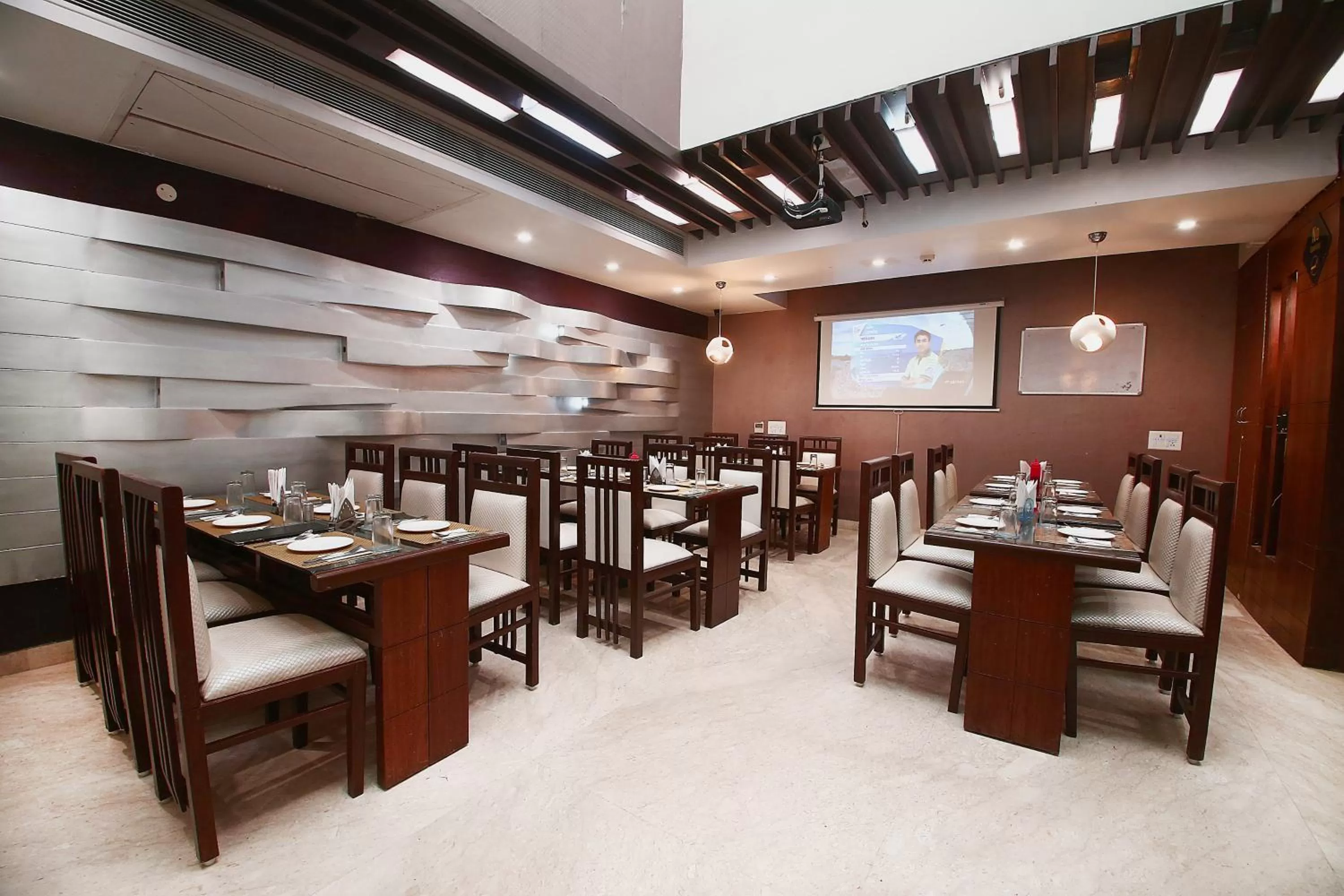 Restaurant/places to eat in Hotel Emerald