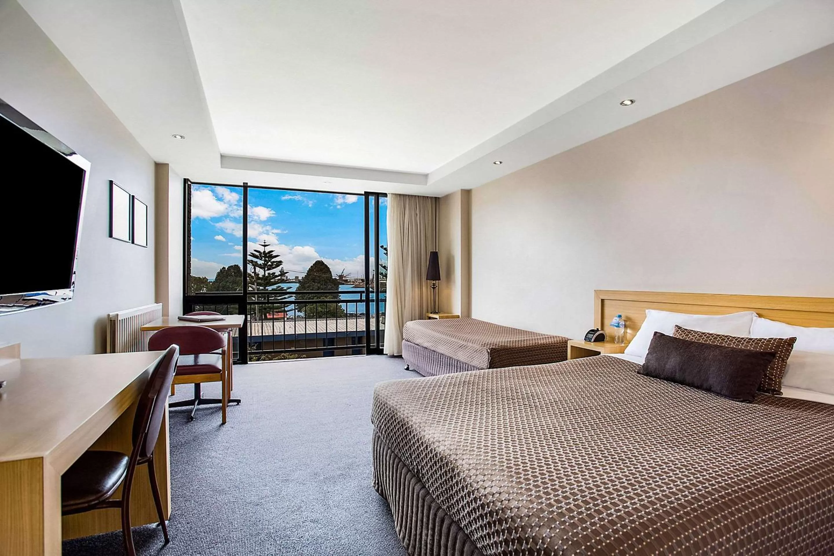 Bedroom, Bed in Richmond Henty Hotel