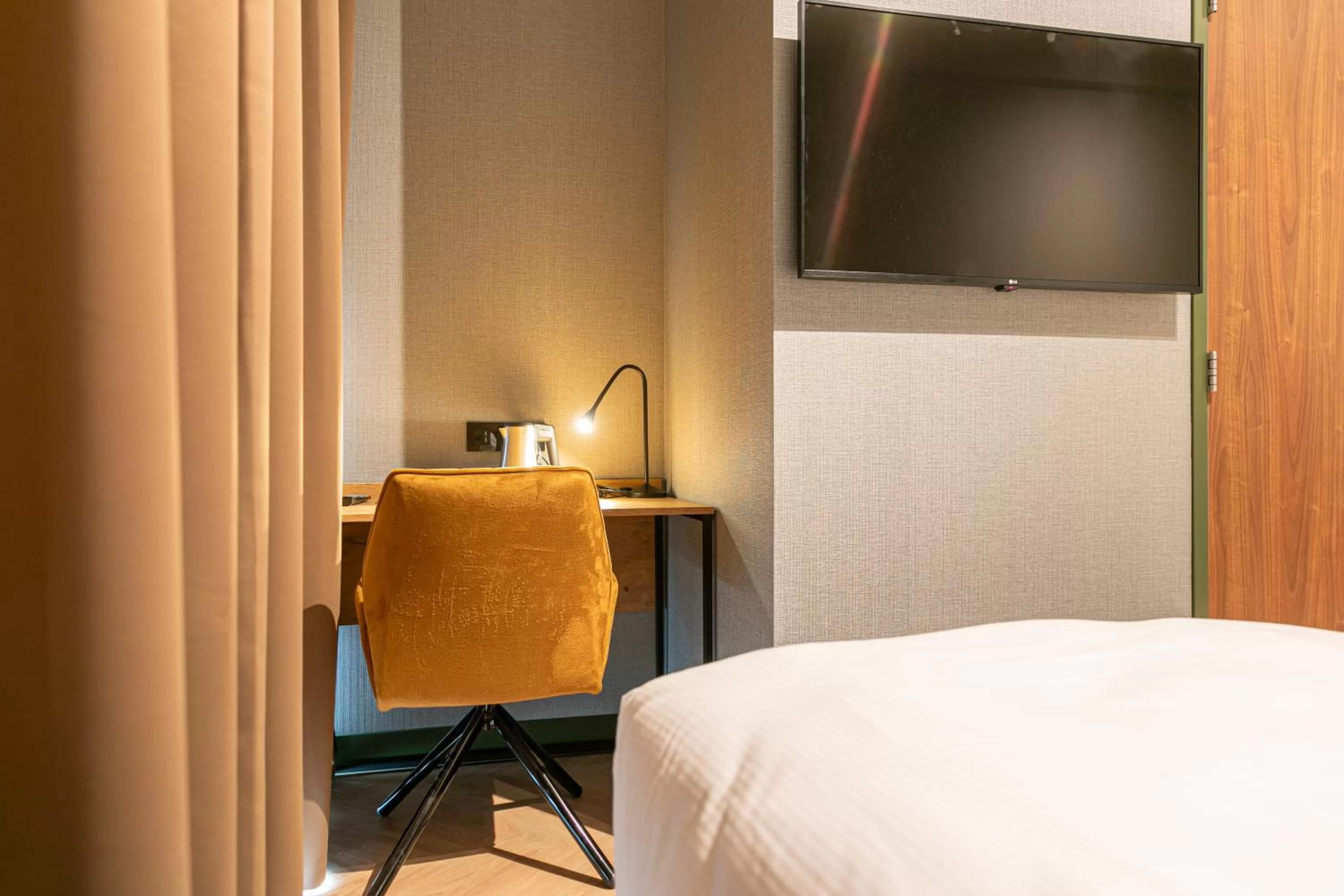TV and multimedia, Bed in Distrikt Hotels Amsterdam Zaandam