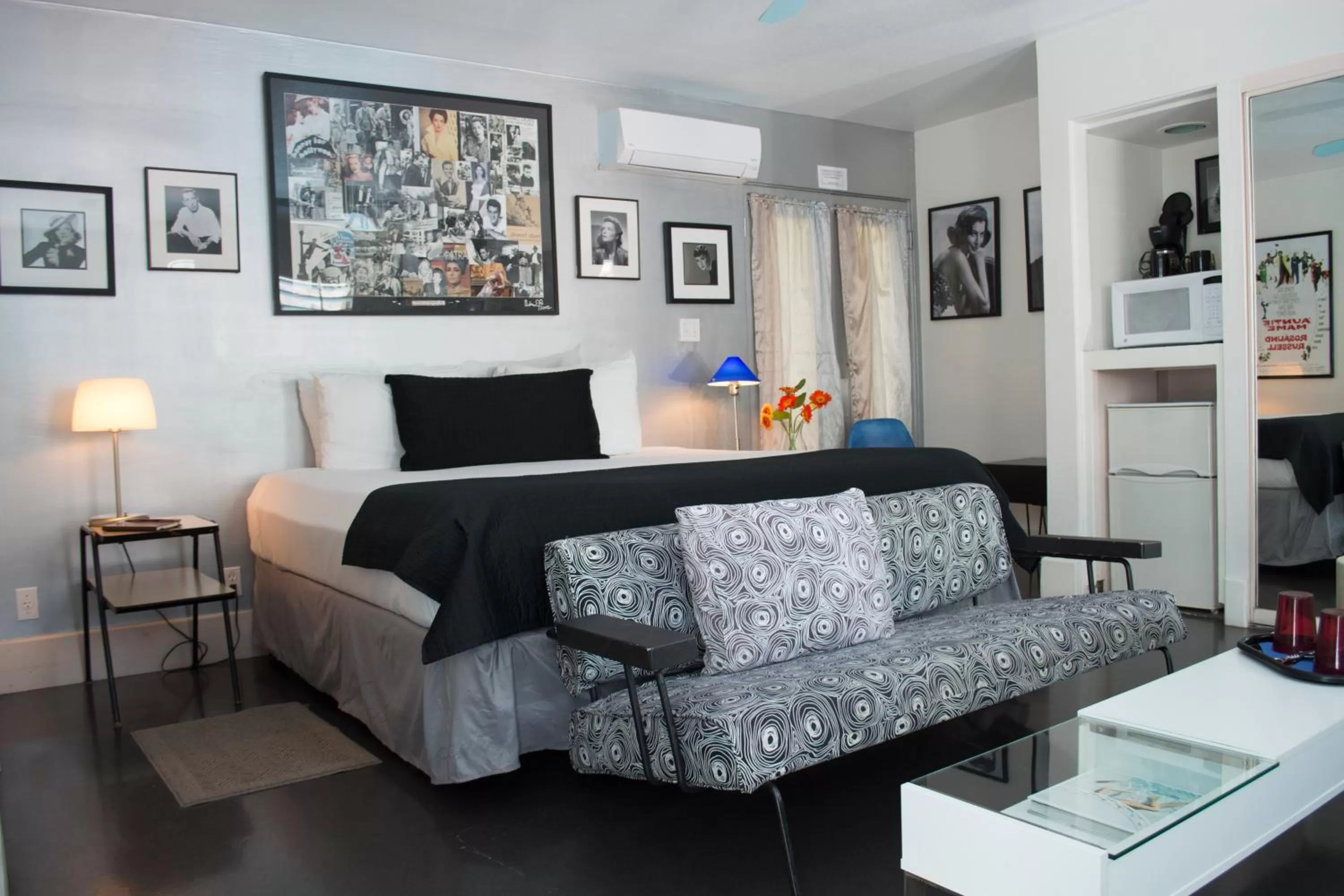 Bed in Palm Springs Rendezvous