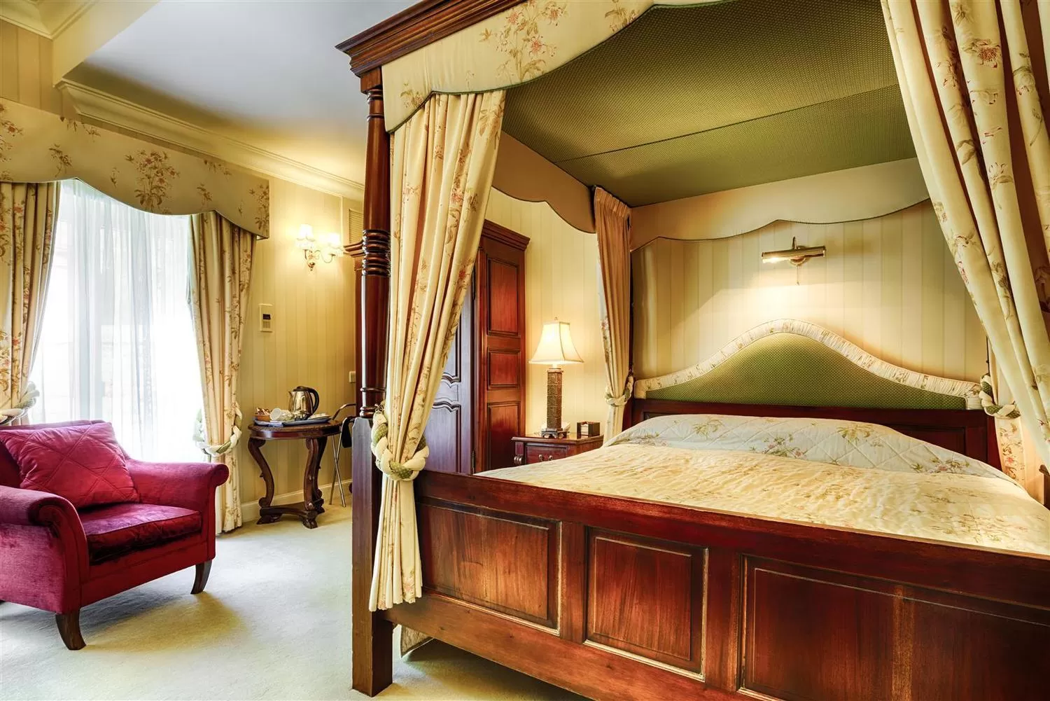 Bed in Mansion House Hotel