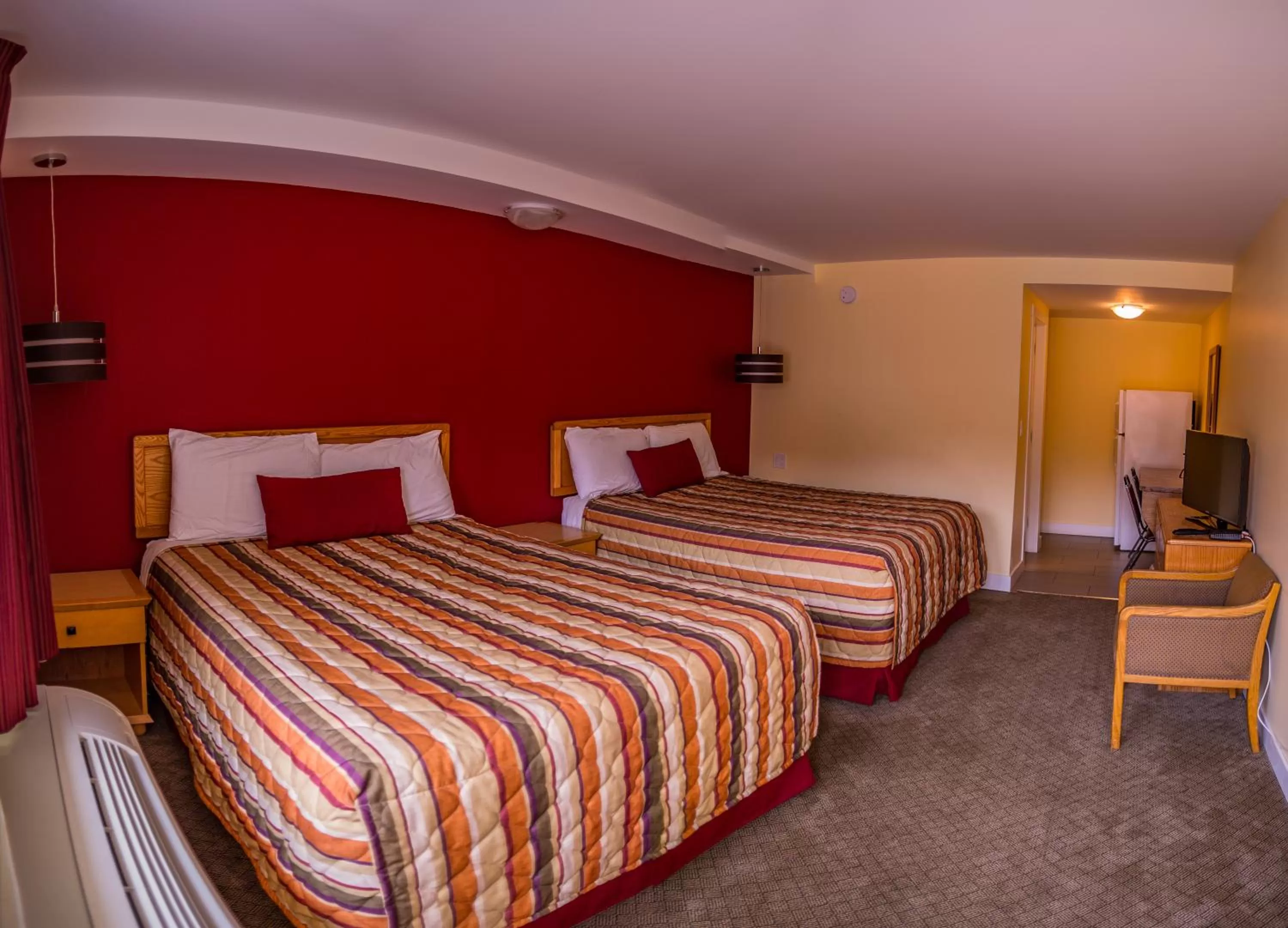 Photo of the whole room, Bed in Sahara Courtyard Inn Penticton