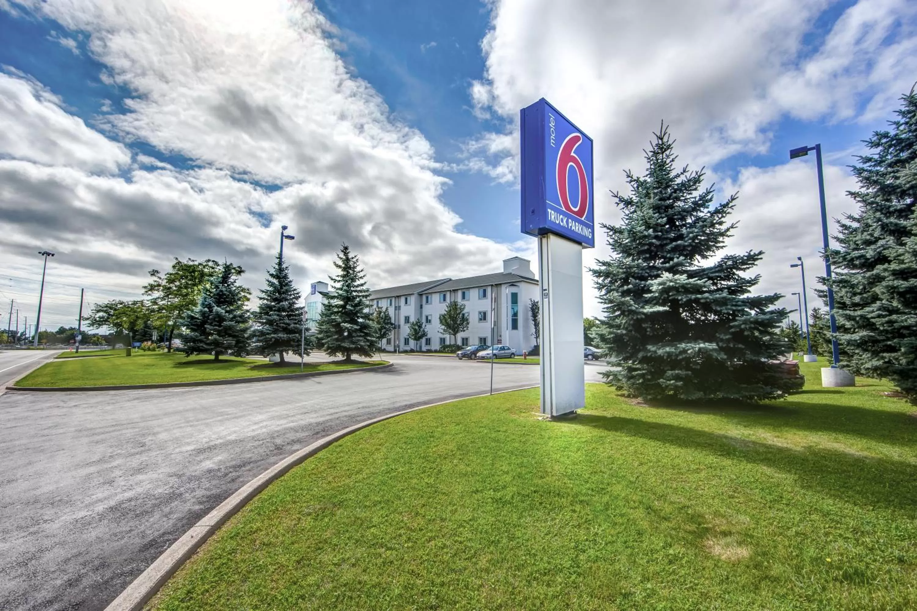 Facade/entrance in Motel 6-Burlington, ON - Toronto West - Oakville