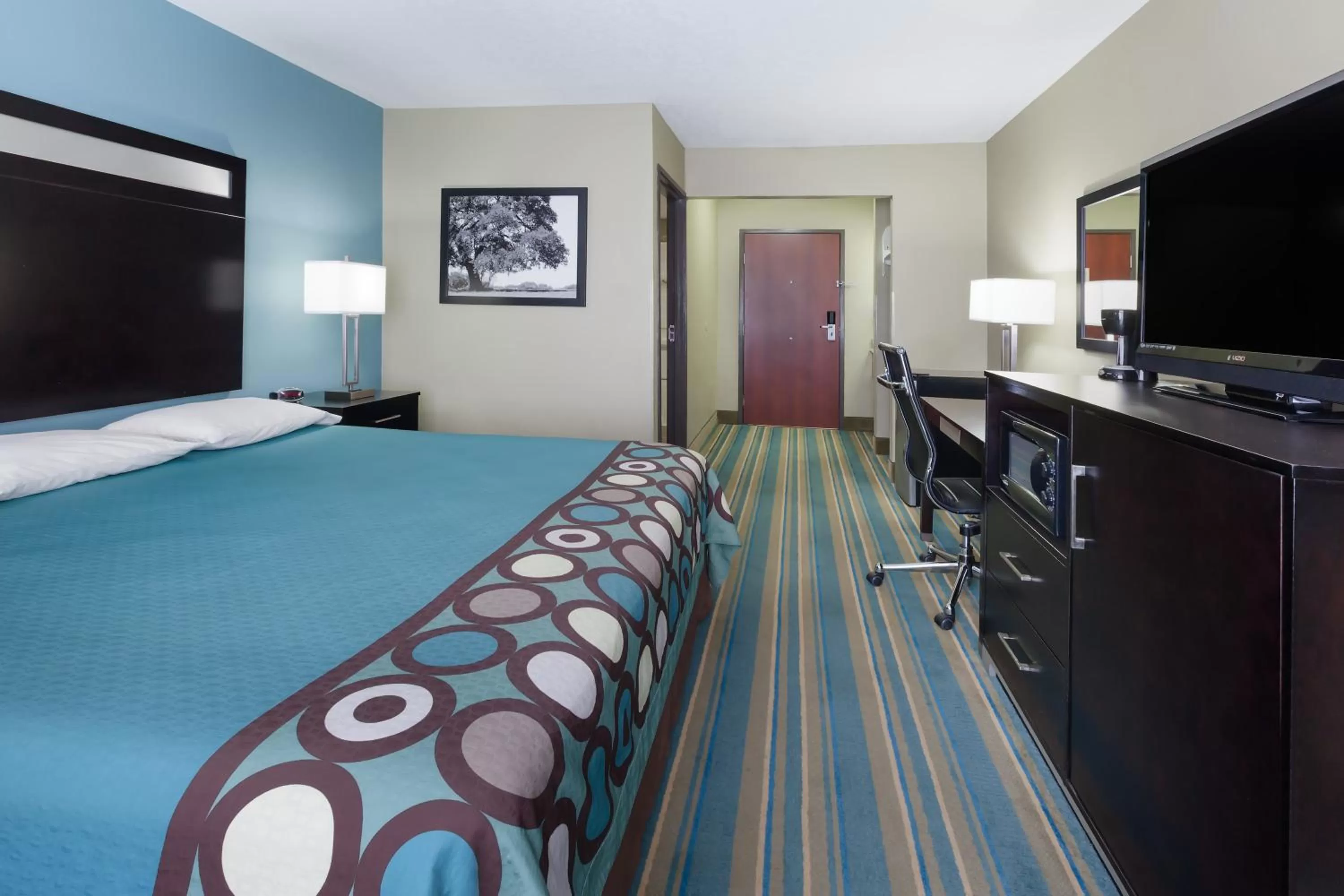 Photo of the whole room in Super 8 by Wyndham Sulphur