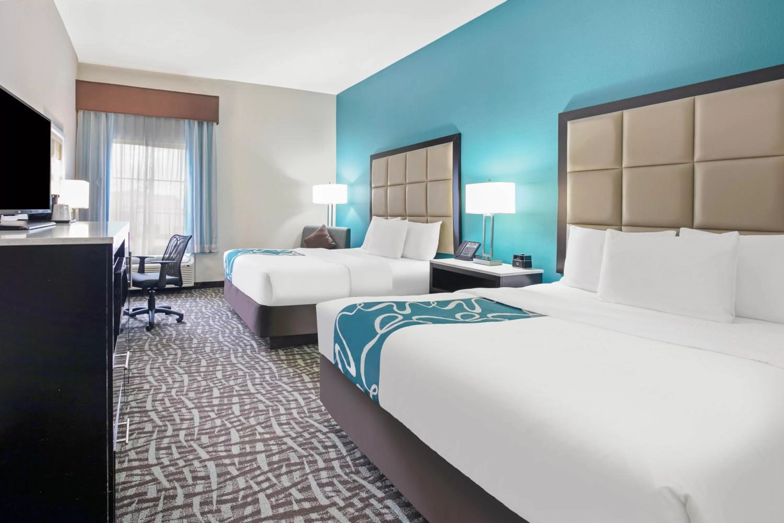 Bed in La Quinta Inn and Suites by Wyndham Paris