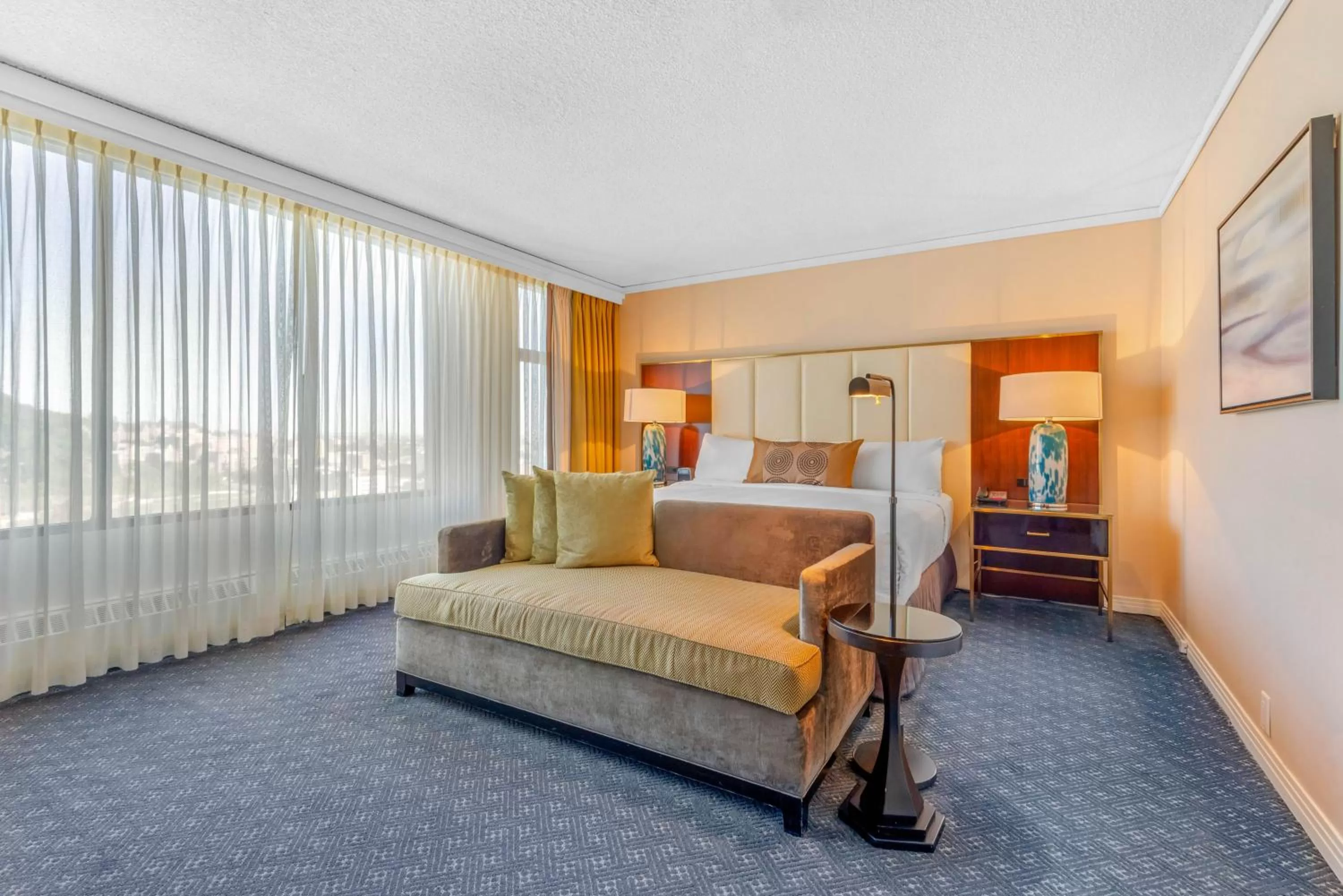 Bedroom, Bed in Omni Mont-Royal Hotel