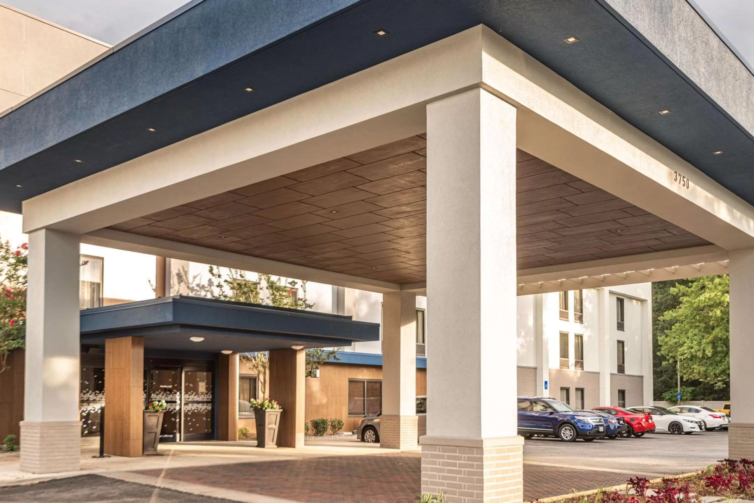 Property building in Hampton Inn Waldorf