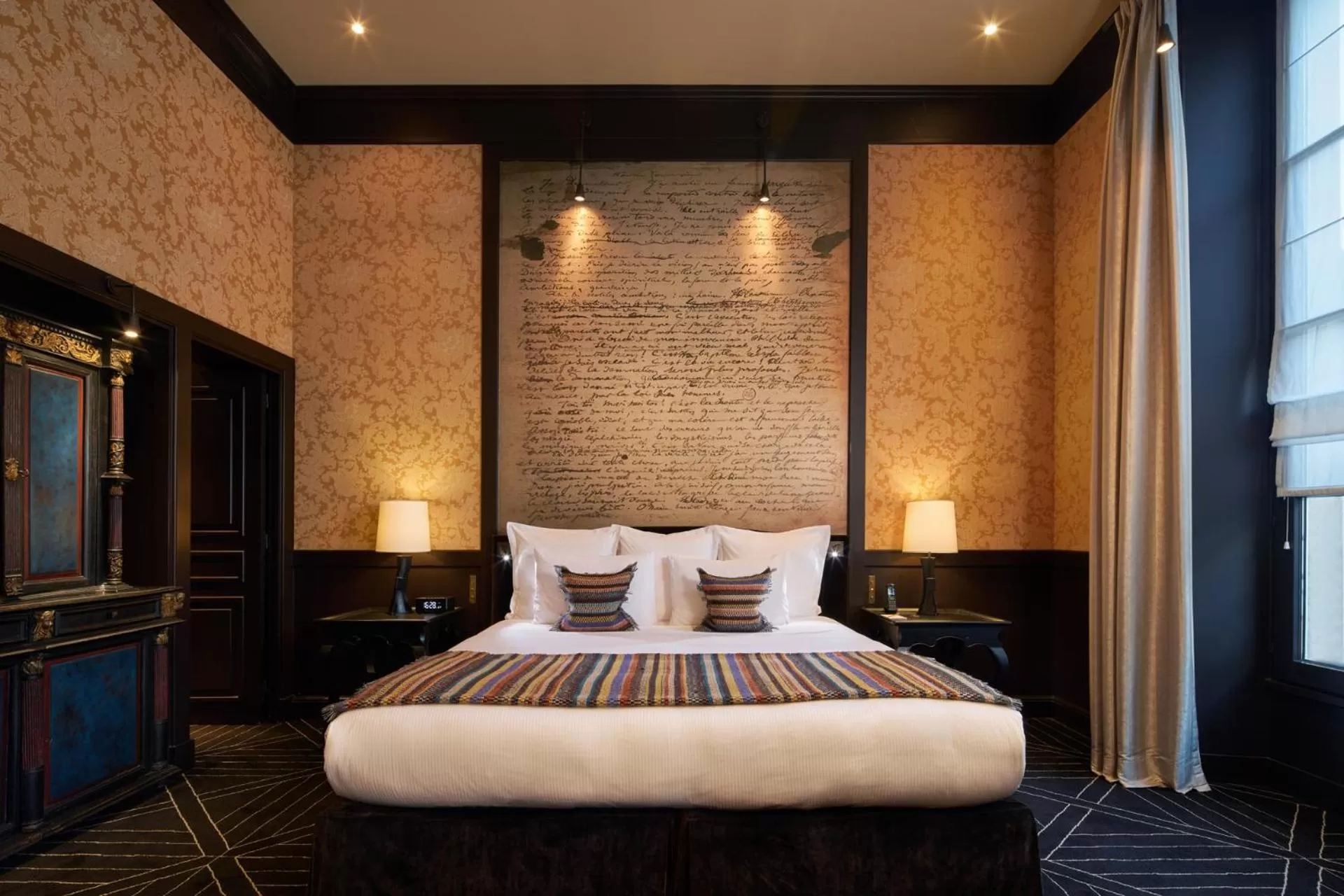 Bedroom, Bed in Le Pavillon de la Reine & Spa, Place des Vosges