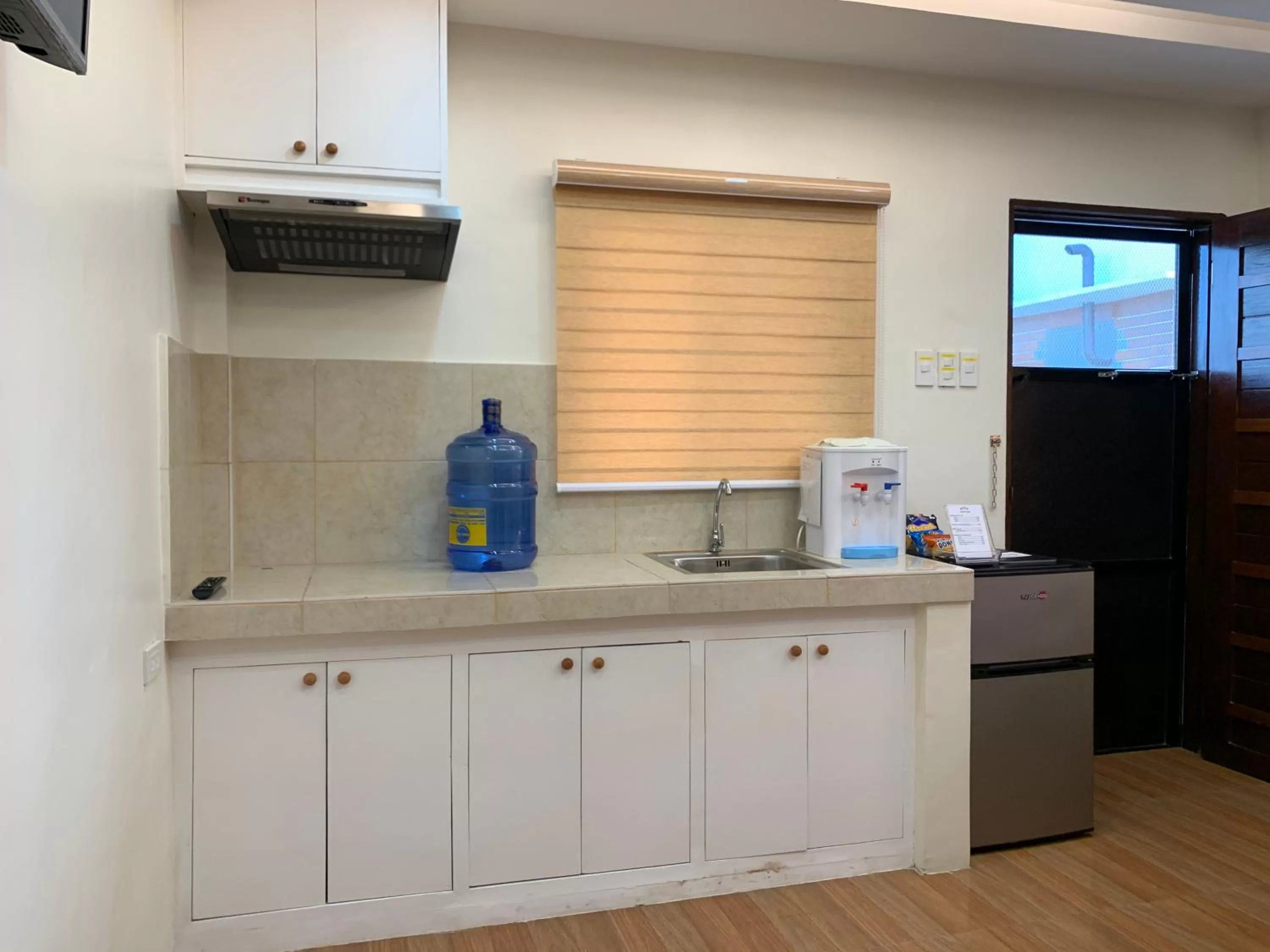 Kitchen or kitchenette in Rustic Crown Hotel