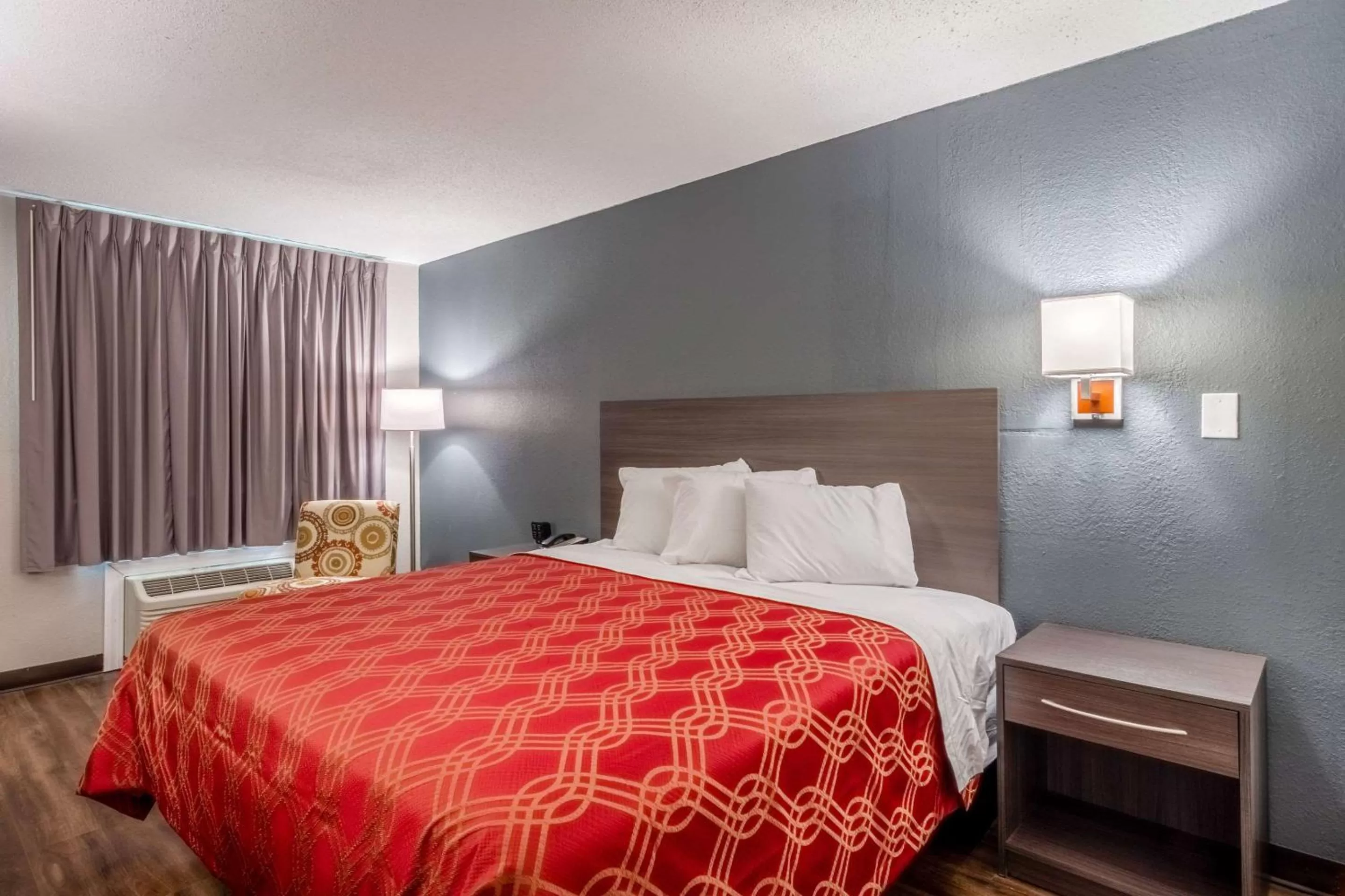 Photo of the whole room, Bed in Econo Lodge East Ridge